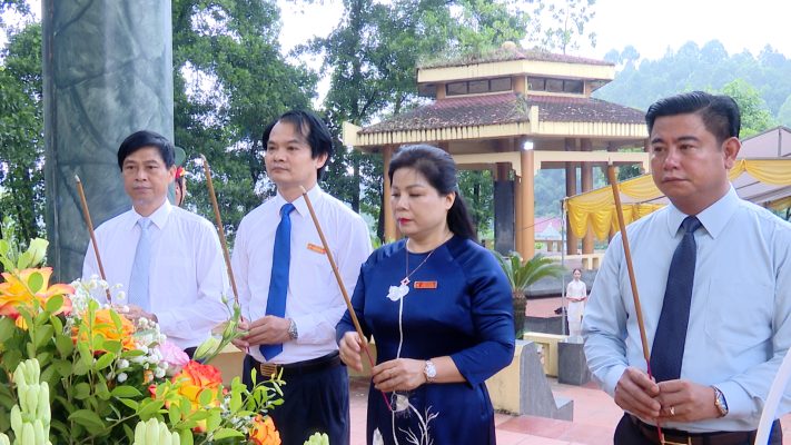 Huyện Phù Ninh dâng hương báo công tại Đài tưởng niệm huyện nhân dịp Kỷ niệm 25 năm tái lập huyện ( 01/9/1999 – 01/9/2024)