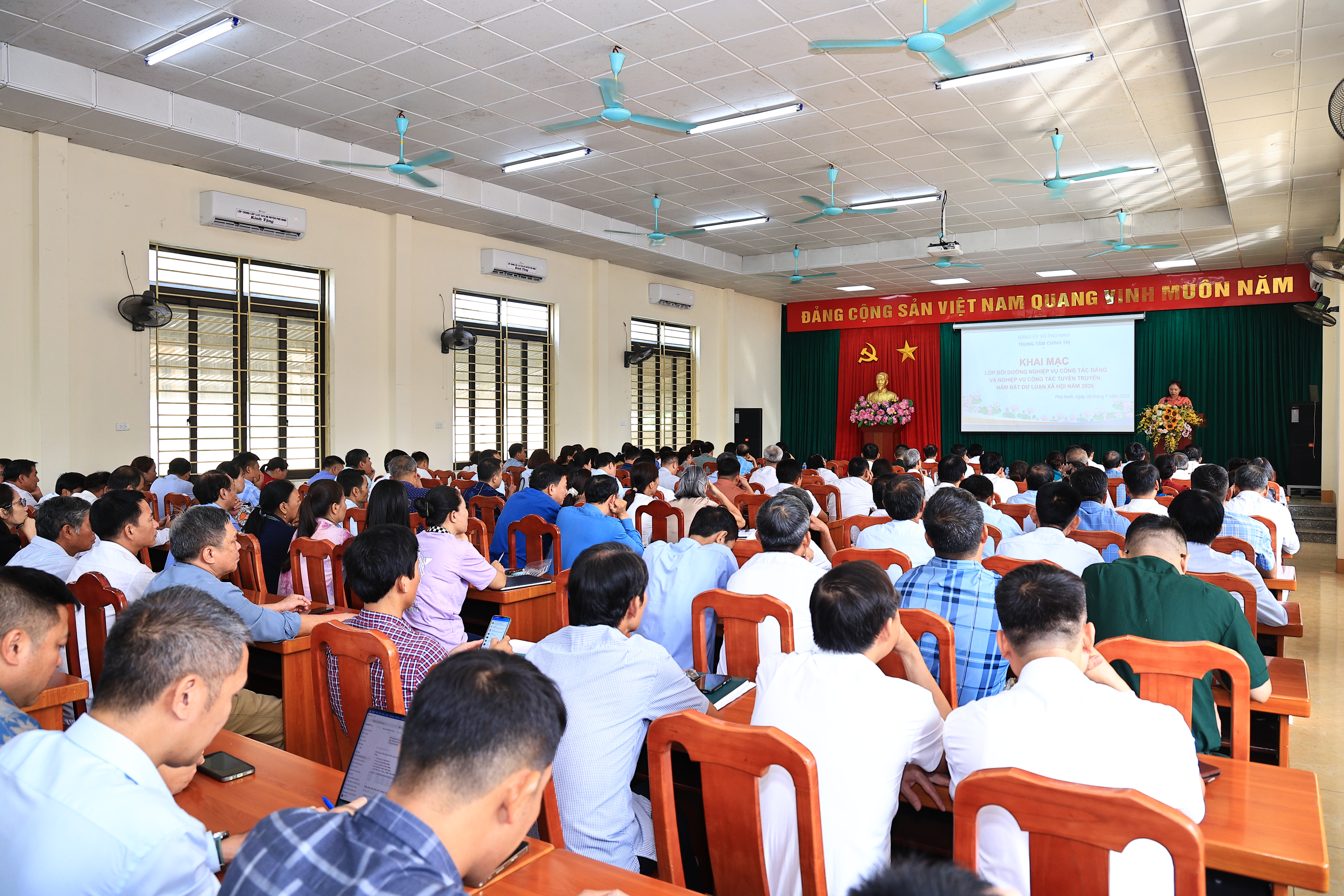 TRUNG TÂM CHÍNH TRỊ XÃ PHÙ NINH KHAI GIẢNG LỚP BỒI DƯỠNG NGHIỆP VỤ CÔNG TÁC ĐẢNG VÀ TẬP HUẤN NGHIỆP VỤ CÔNG TÁC TUYÊN TRUYỀN, NẮM BẮT DƯ LUẬN XÃ HỘI NĂM 2026.