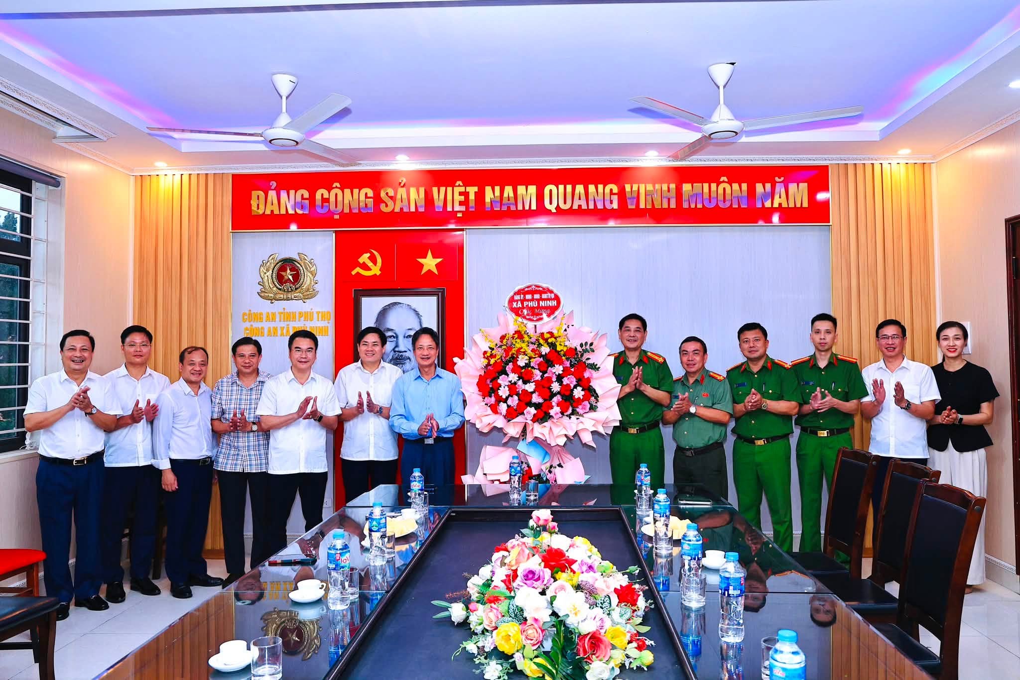 Lãnh đạo xã Phù Ninh tặng hoa chúc mừng 81 năm Ngày truyền thống Công an nhân dân (19/8/1945 -19/8/2026)