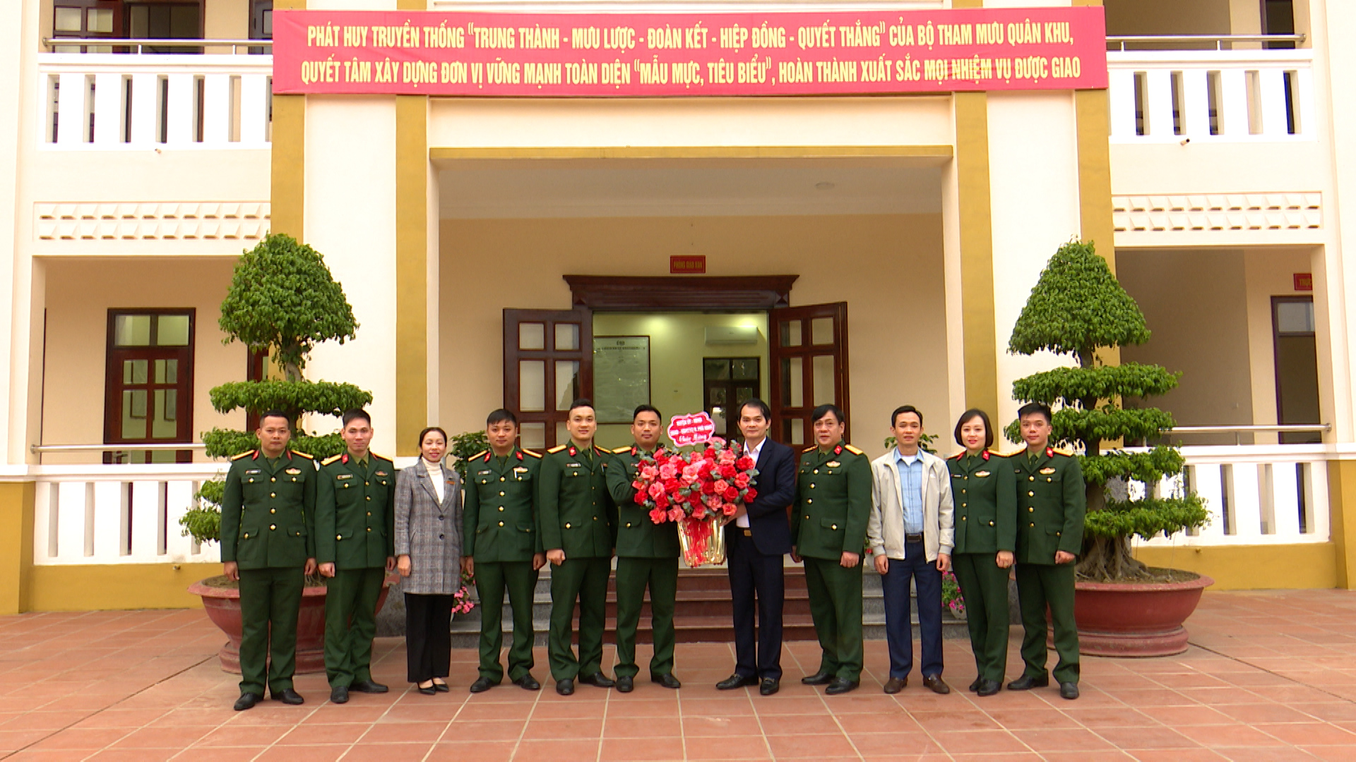 Lãnh đạo huyện Phù Ninh tặng quà chúc mừng Tiểu đoàn 19 Quân khu 2 nhân Kỷ niệm 80 năm Ngày thành lập Quân đội nhân dân Việt Nam