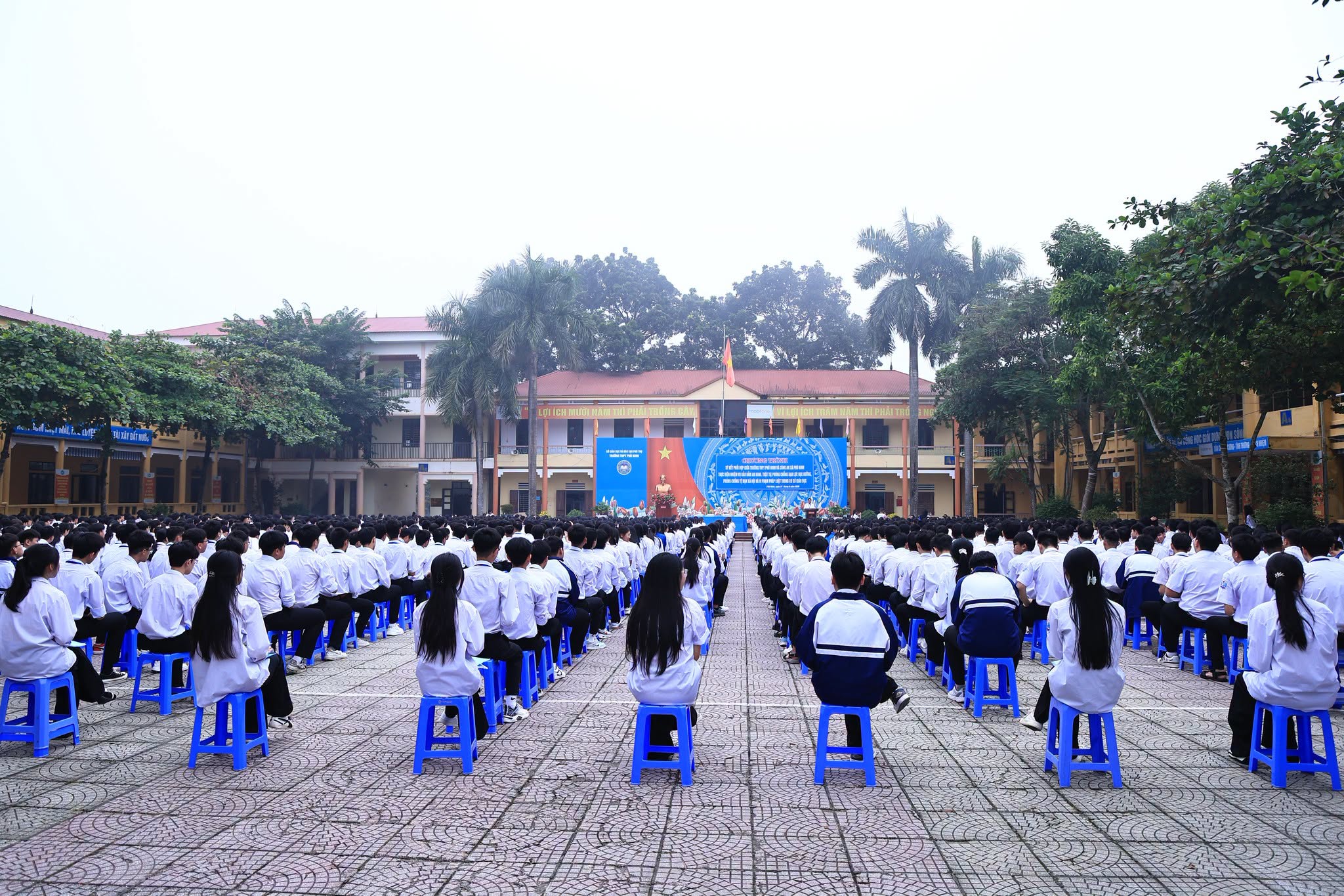 Ký kết quy chế phối hợp giữa trường THPT Phù Ninh với công an xã về tăng cường đảm bảo an ninh, trật tự.
