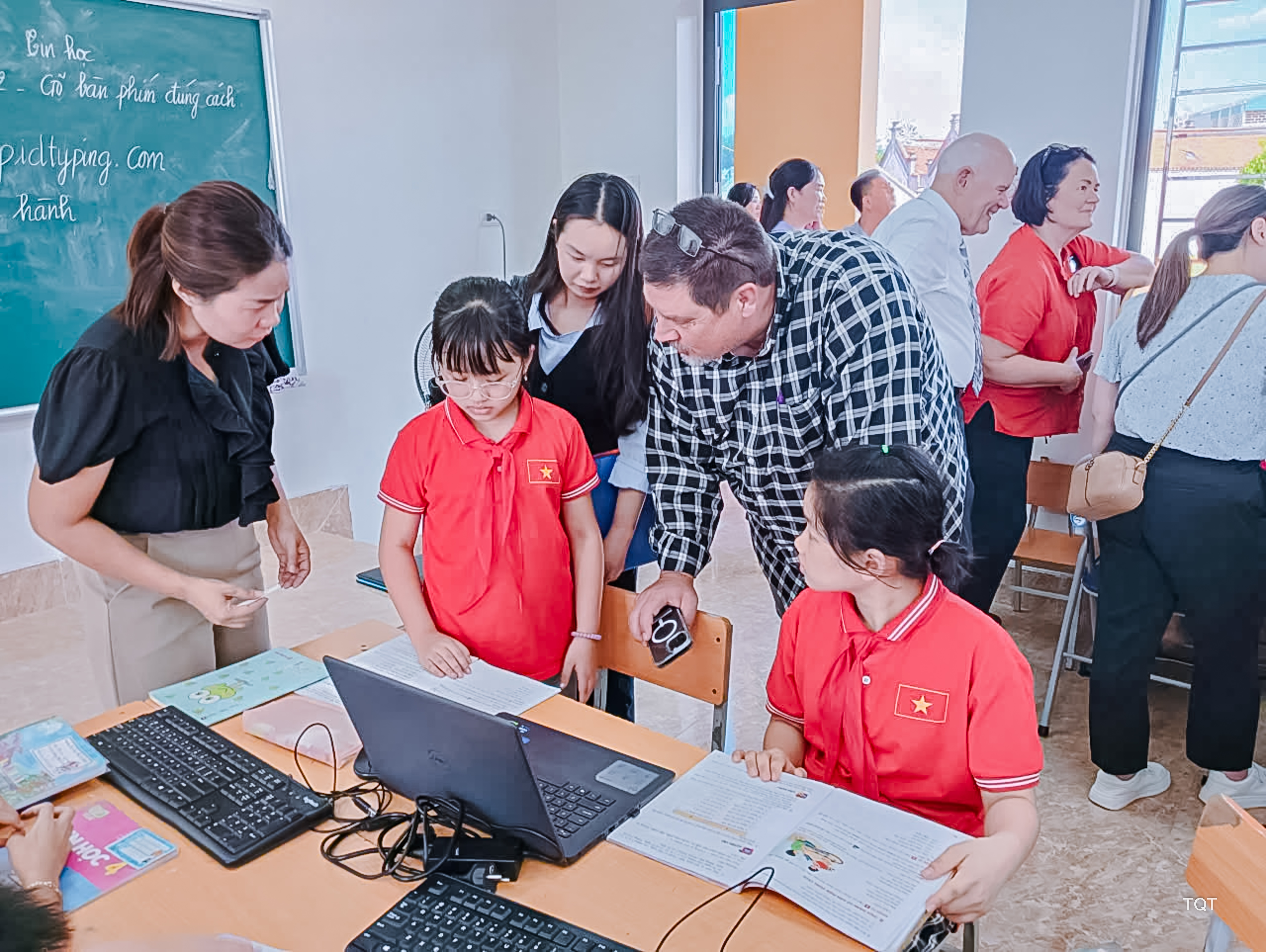 TỔ CHỨC LDSC KHẢO SÁT, ĐÁNH GIÁ HIỆU QUẢ CỦA CHƯƠNG TRÌNH TÀI TRỢ PHÒNG HỌC MÁY TÍNH TẠI TRƯỜNG TIỂU HỌC PHÚ LỘC