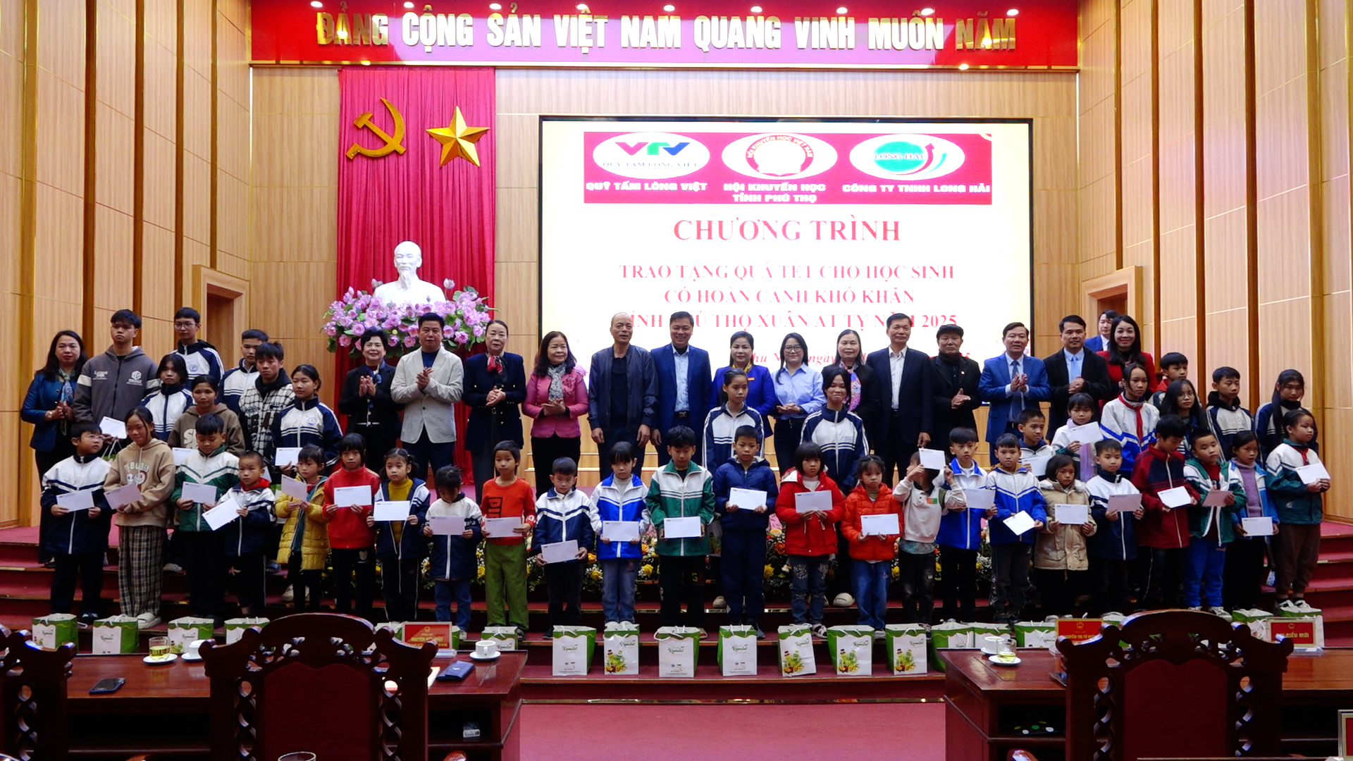 Chương trình trao tặng quà tết cho học sinh có hoàn cảnh khó khăn tại huyện Phù Ninh