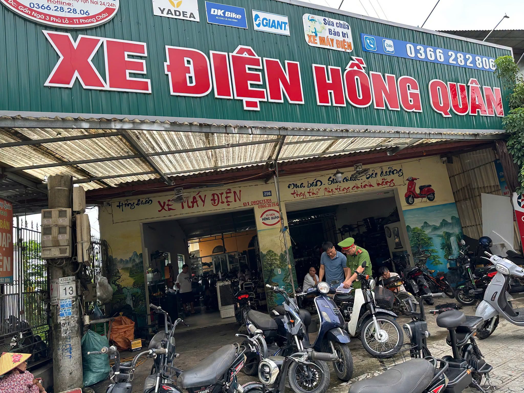 Công an xã Phù Ninh tuyên truyền, ký cam kết phòng ngừa việc mua bán giấy chứng nhận đăng ký, biển số xe đối với cửa hàng mua, bán, sửa chữa mô tô, xe máy, xe điện, các cơ sở thu mua phế liệu.