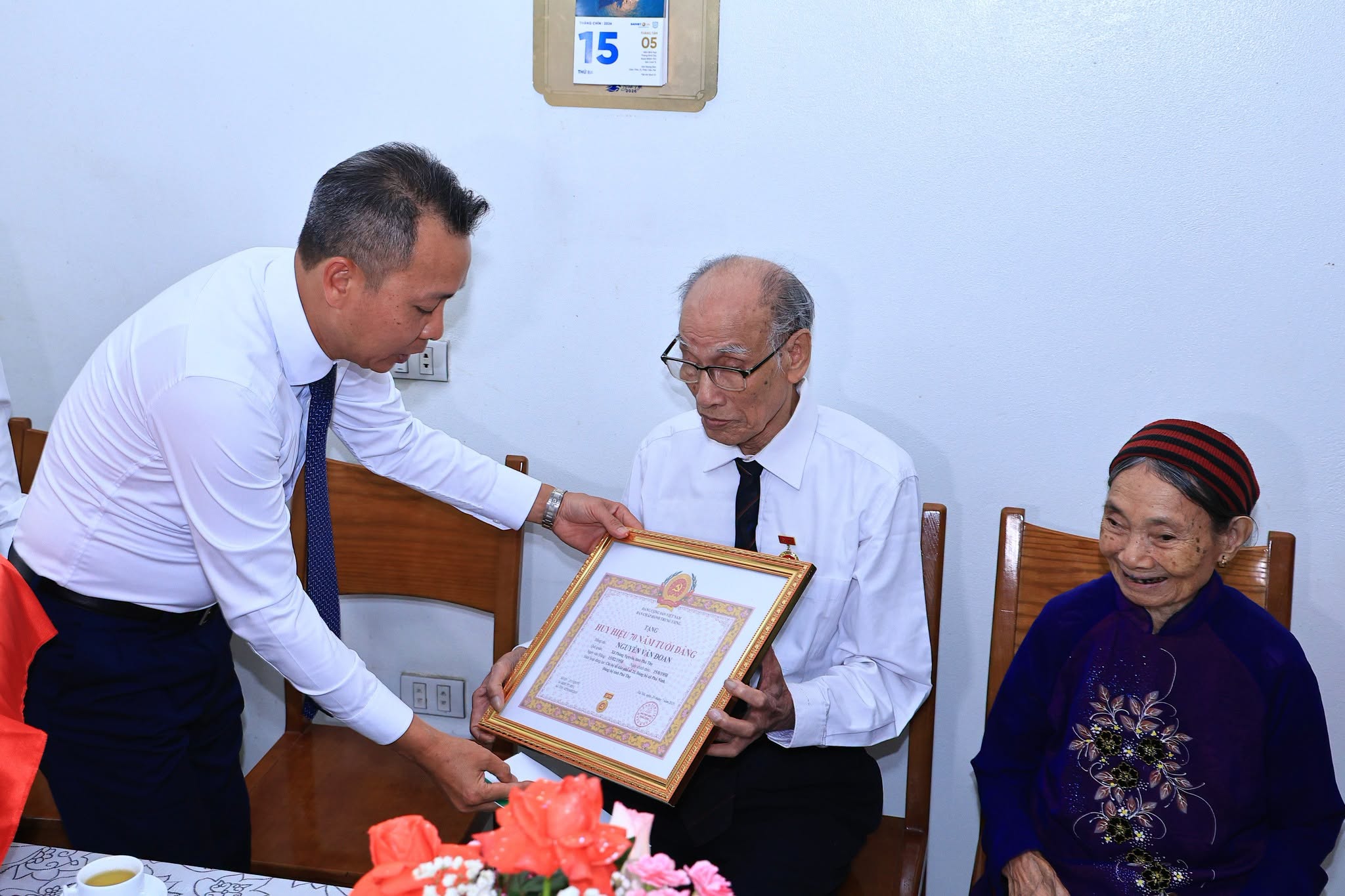 Đồng chí Phó Chủ tịch Thường trực HĐND tỉnh Nguyễn Trung Kiên trao huy hiệu 70 năm tuổi Đảng tại xã Phù Ninh.