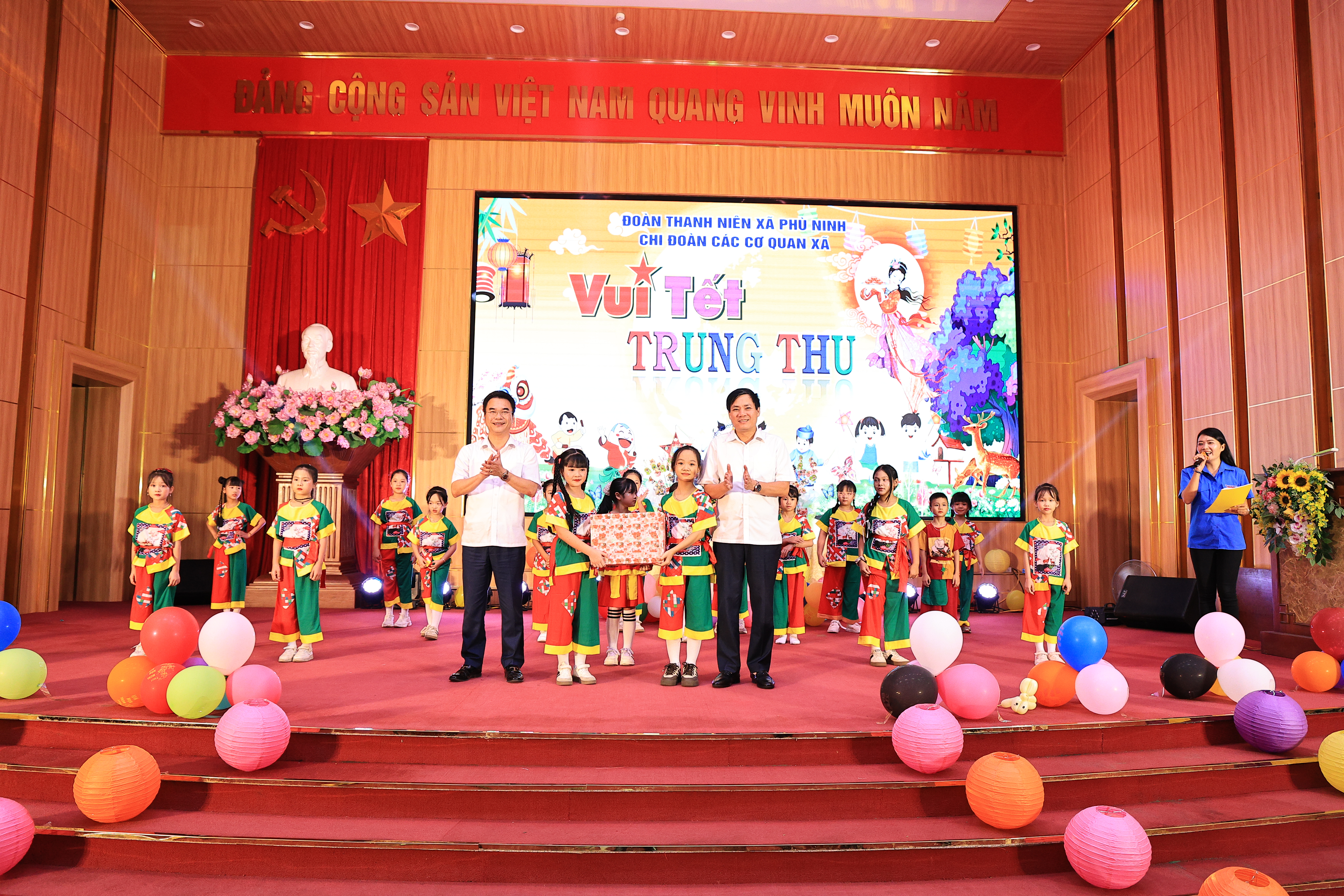 Chi đoàn cơ quan Xã Phù Ninh tổ chức chương trình “Đêm hội trăng rằm” cho các cháu thiếu nhi