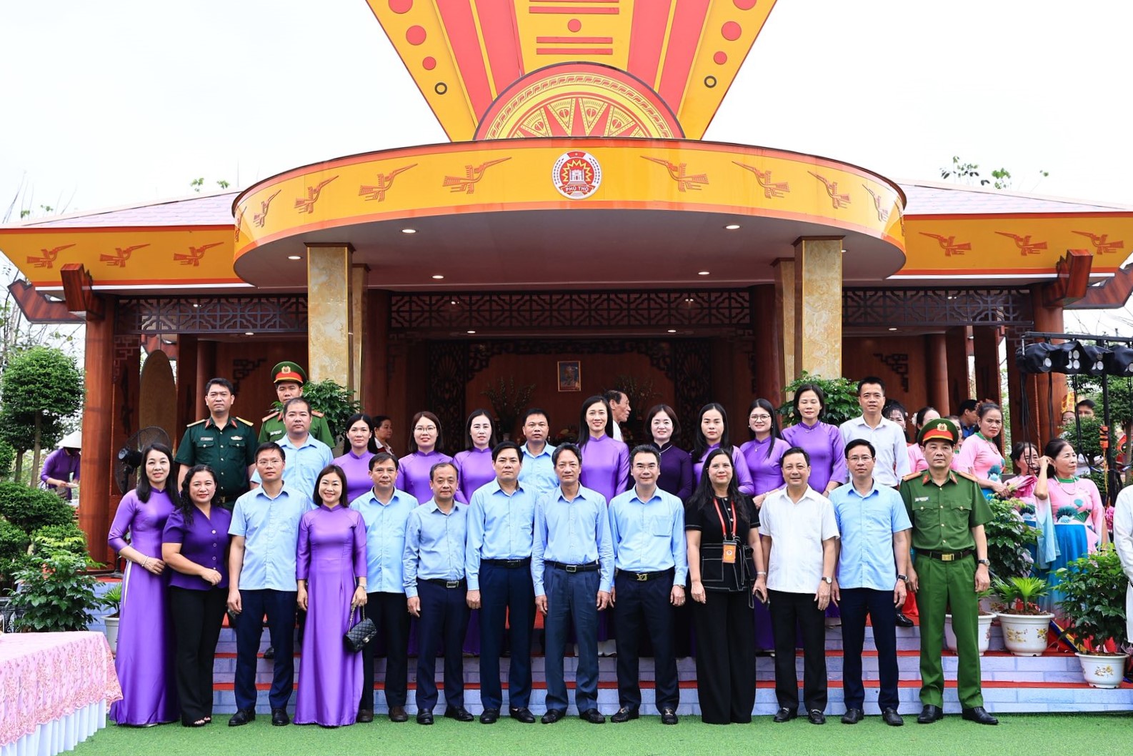 Lãnh đạo xã Phù Ninh tham quan trại văn hóa Cụm số 04 tại khu di tích lịch sử Đền Hùng