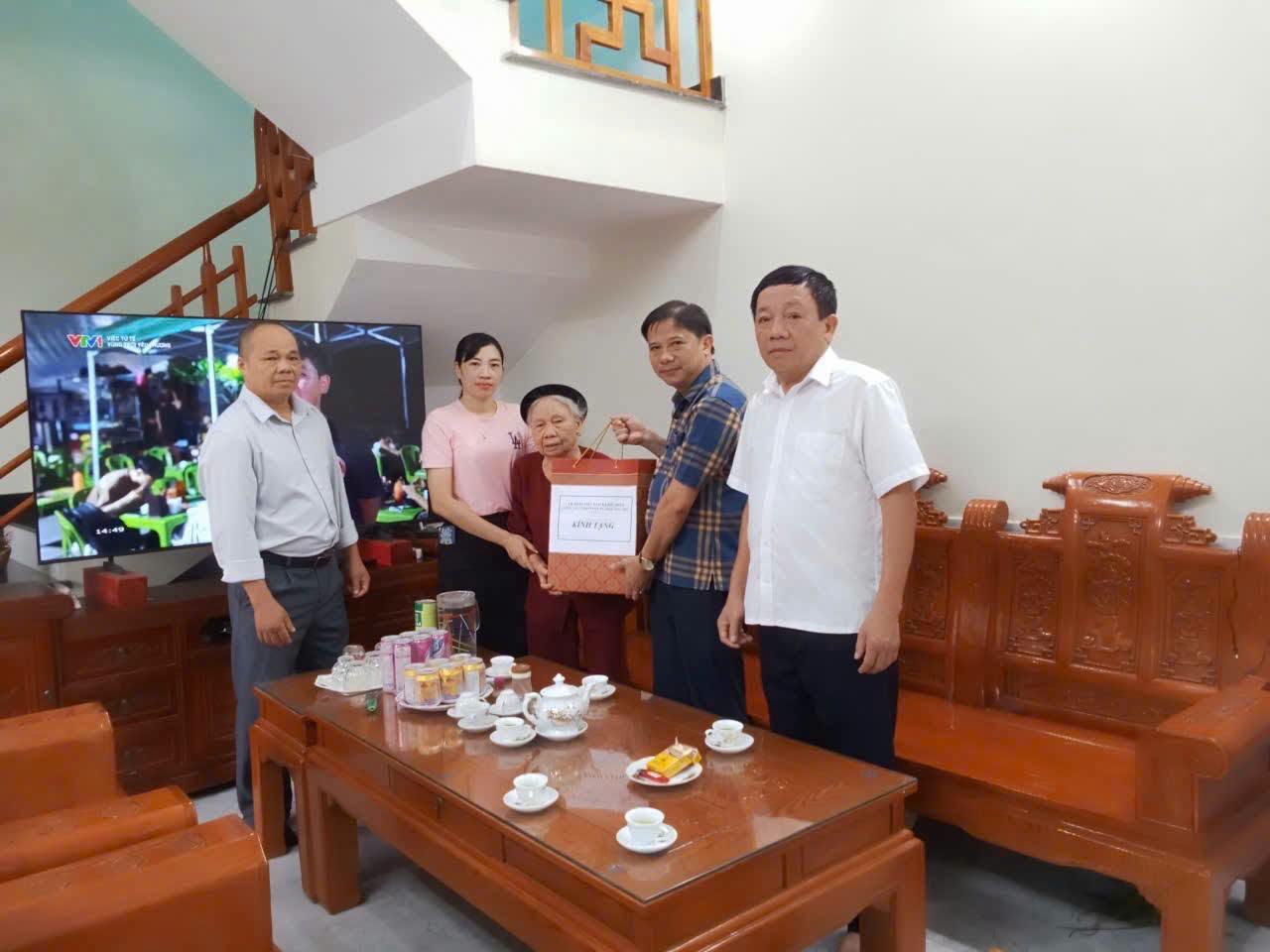 ỦY BAN MTTQ VIỆT NAM XÃ PHÙ NINH VÀ CÁC TỔ CHỨC CHÍNH TRỊ - XÃ HỘI THĂM, TẶNG QUÀ GIA ĐÌNH CHÍNH SÁCH NHÂN DỊP KỶ NIỆM 79 NĂM NGÀY THƯƠNG BINH - LIỆT SĨ