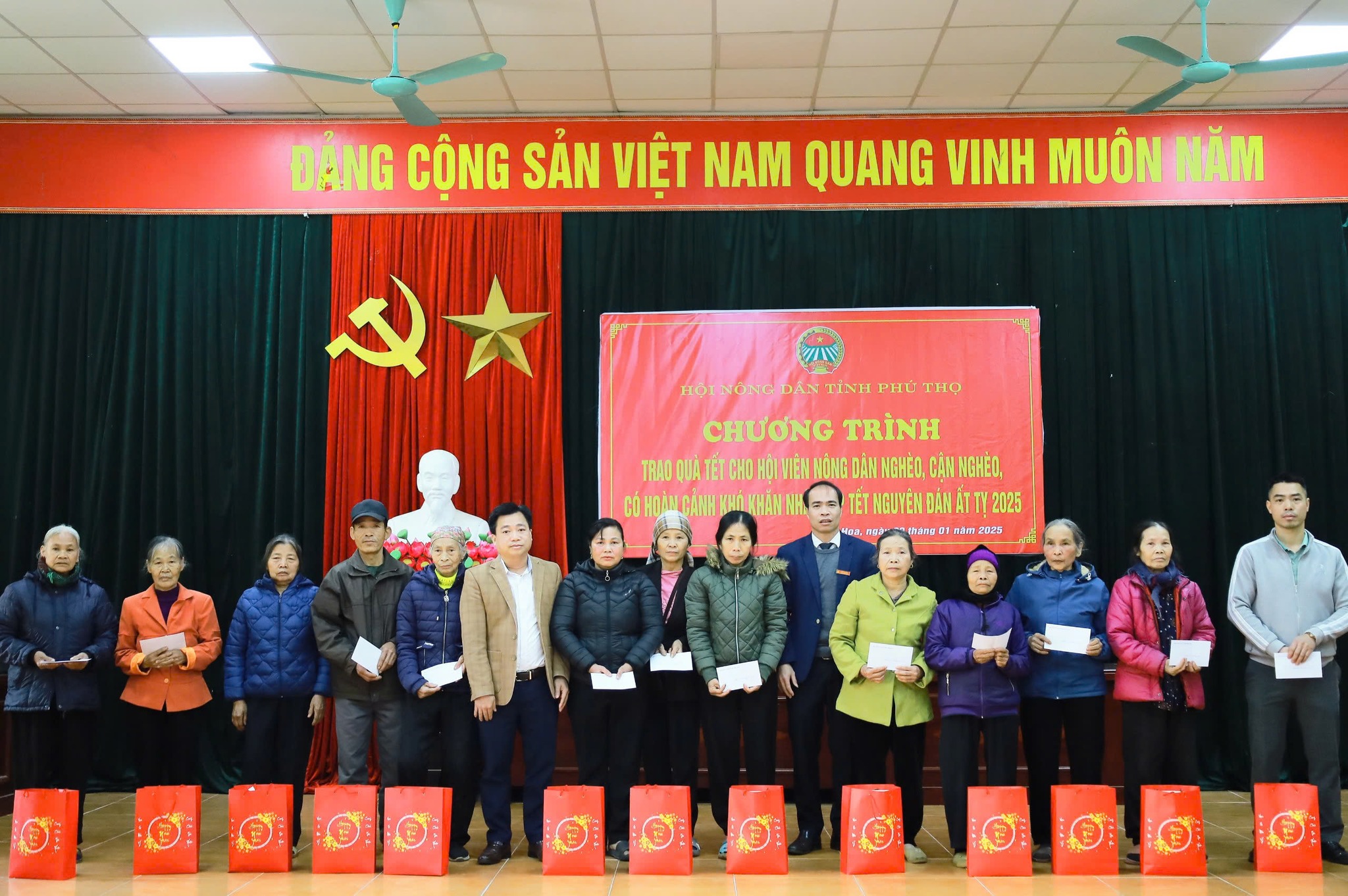 Phù Ninh: Trao 40 suất quà cho hội viên nông dân nghèo, có hoàn cảnh khó khăn