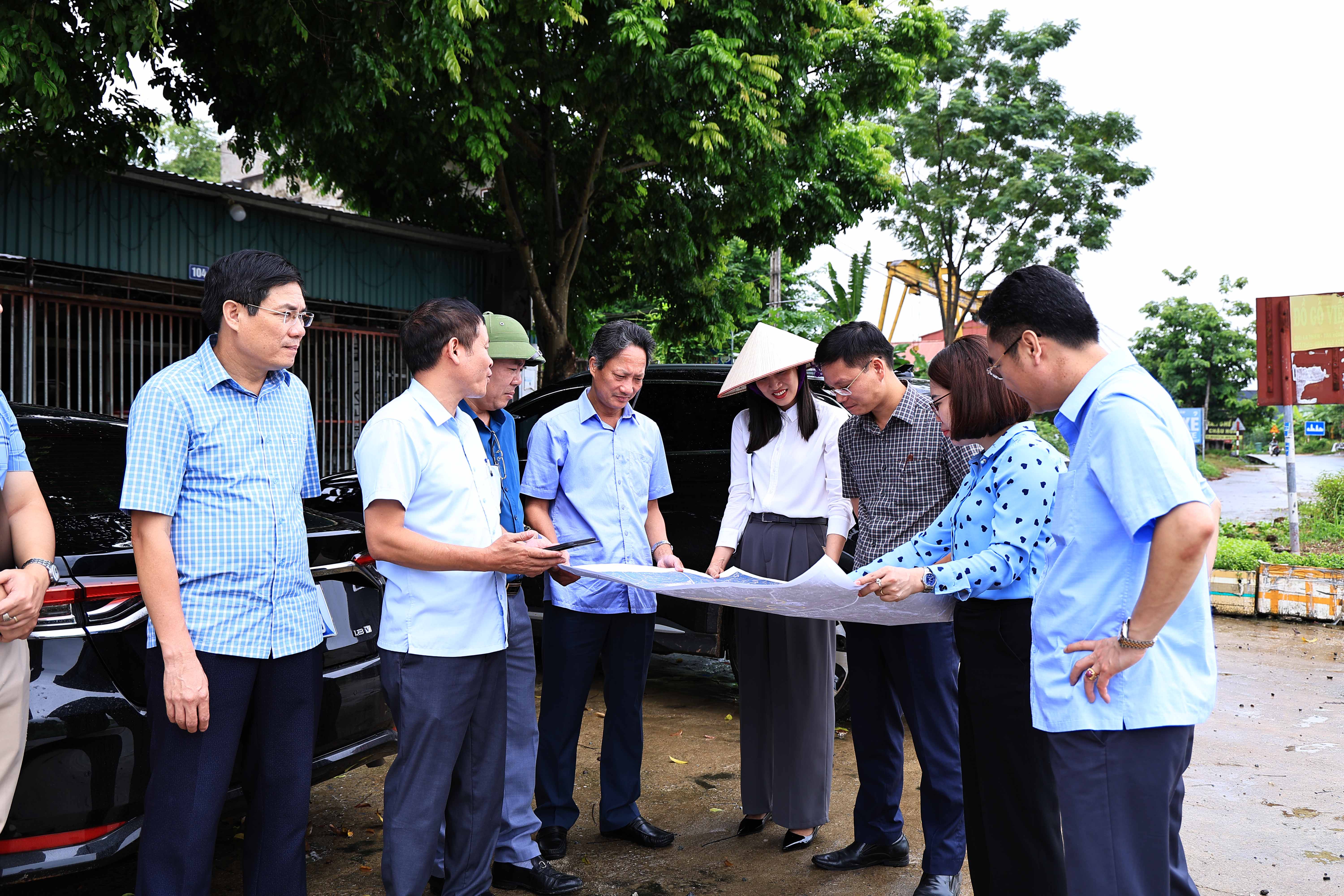 Đồng chí bí thư Đảng ủy kiểm tra thực địa các khu tái định cư phục vụ GPMB dự án đường sắt cao tốc Lào Cai – Hà Nội – Hải Phòng đoạn qua xã Phù Ninh.