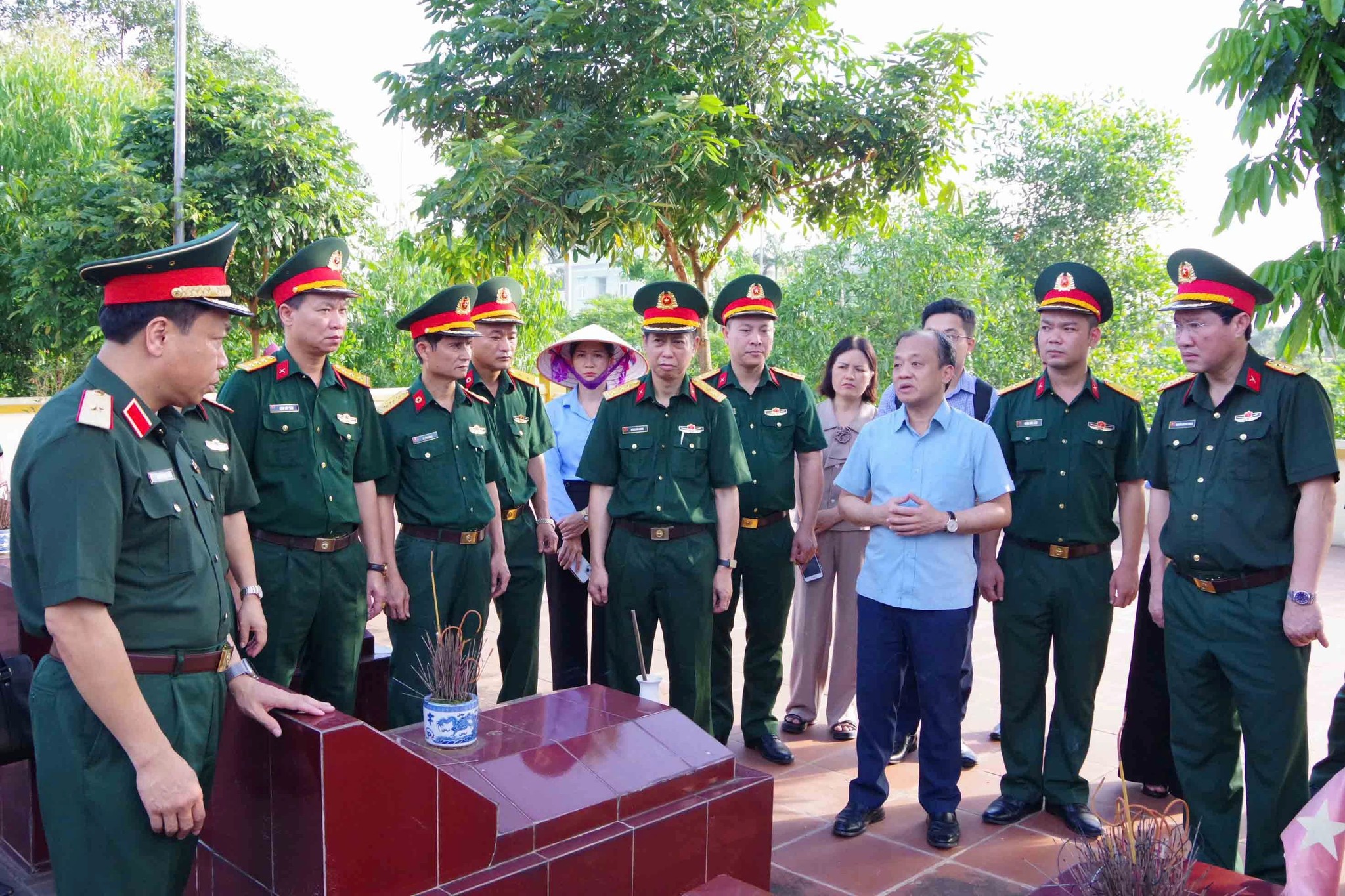 Đoàn công tác Quân khu II kiểm tra công tác chuẩn bị tổ chức lấy mẫu hài cốt liệt sĩ tại xã Phù Ninh 