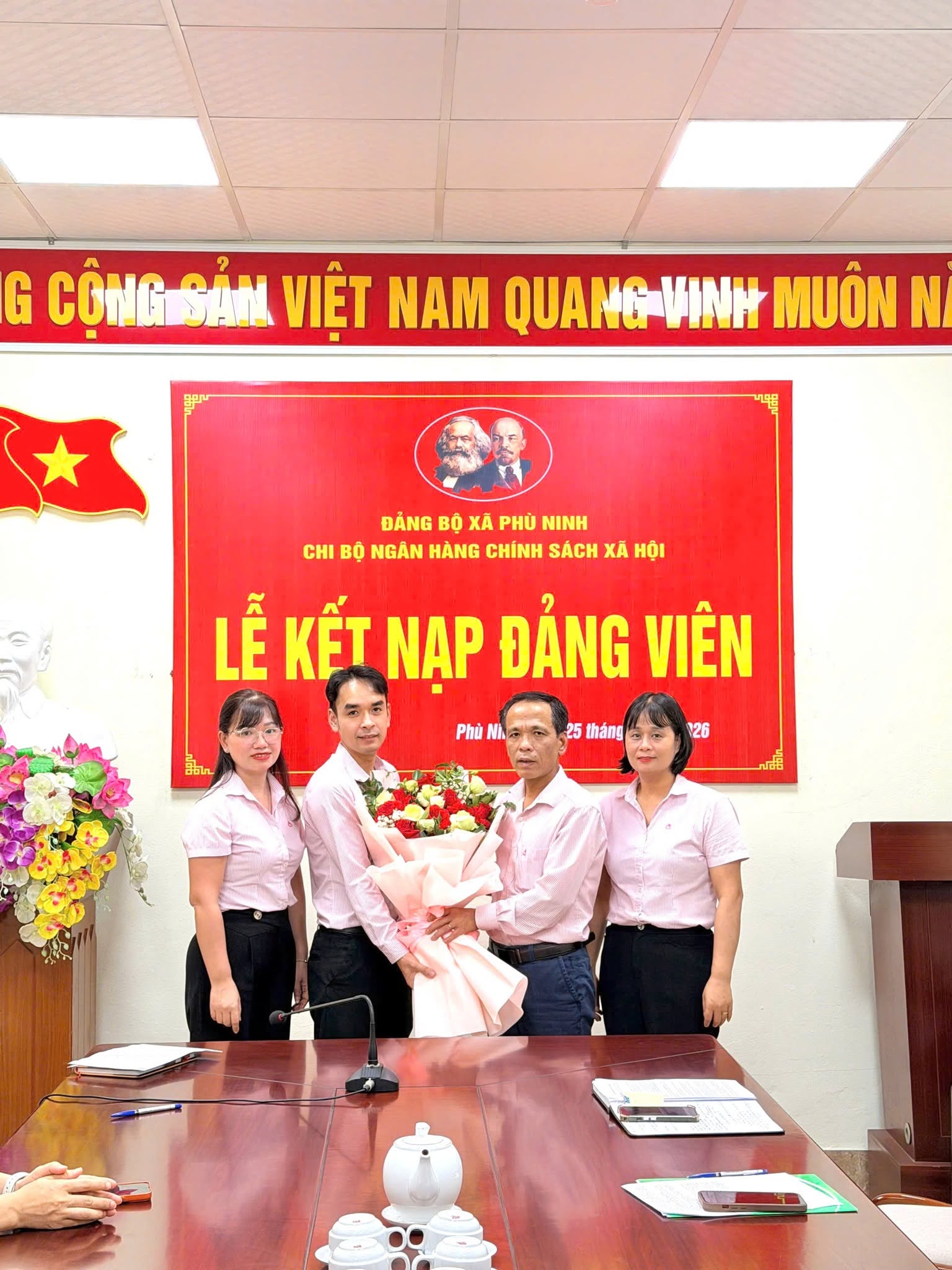 CHI BỘ PGD NHCSXH PHÙ NINH LONG TRỌNG TỔ CHỨC LỄ KẾT NẠP ĐẢNG VIÊN MỚI 