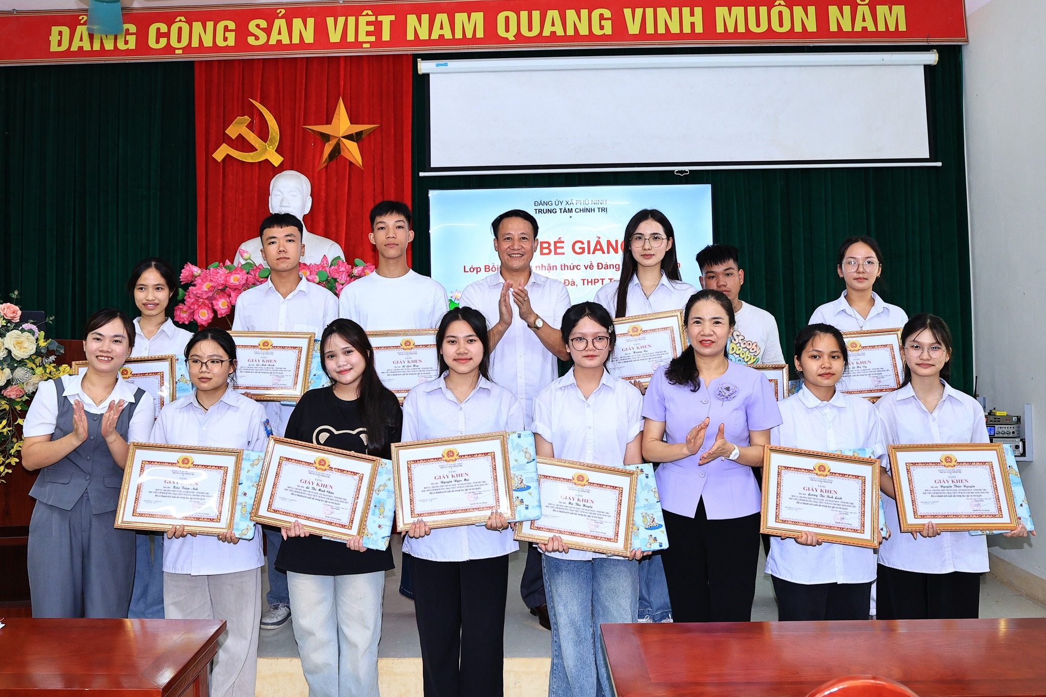 Trung tâm Chính trị xã Phù Ninh tổ chức Lễ bế giảng lớp Bồi dưỡng nhận thức về Đảng cho học sinh 2 trường THPT Tử Đà, THPT Trung Giáp