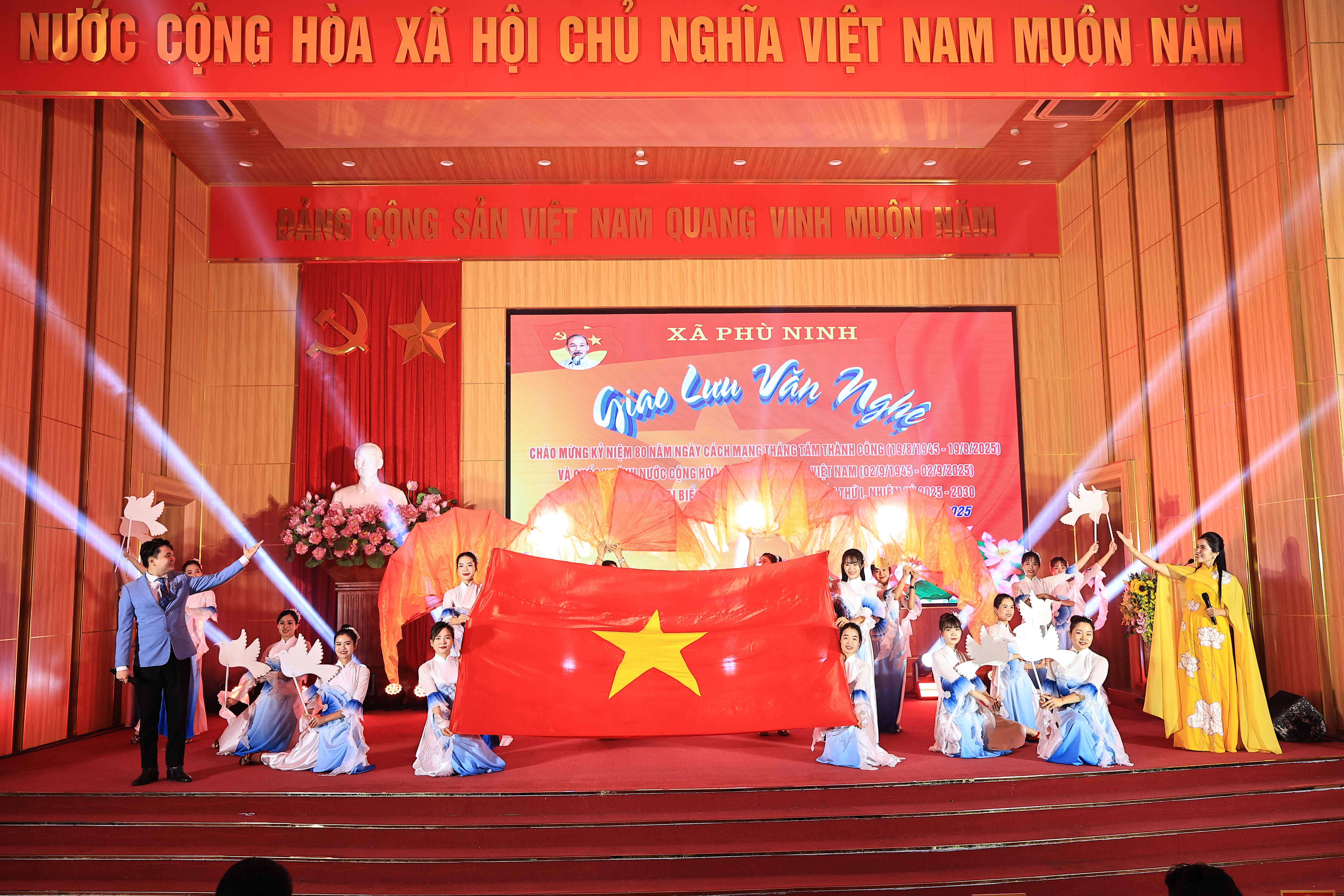 Xã Phù Ninh tổ chức Chương trình văn nghệ chào mừng kỷ niệm 80 năm cách mạng tháng Tám và Quốc khánh nước cộng hoà xã hội chủ nghĩa Việt Nam (02/9/1945 - 02/9/2025), hướng tới chào mừng Đại hội Đảng bộ tỉnh Phú Thọ lần thứ I, nhiệm kỳ 2025 - 2030.