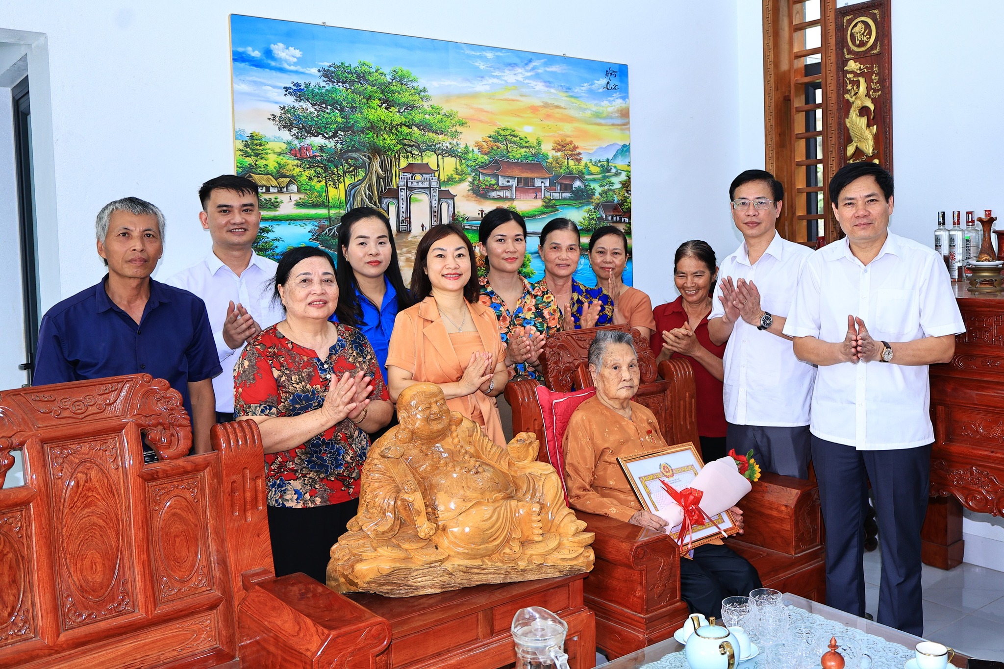 Đảng ủy xã Phù Ninh tổ chức trao tặng Huy hiệu Đảng tại nhà cho Đảng viên cao tuổi.
