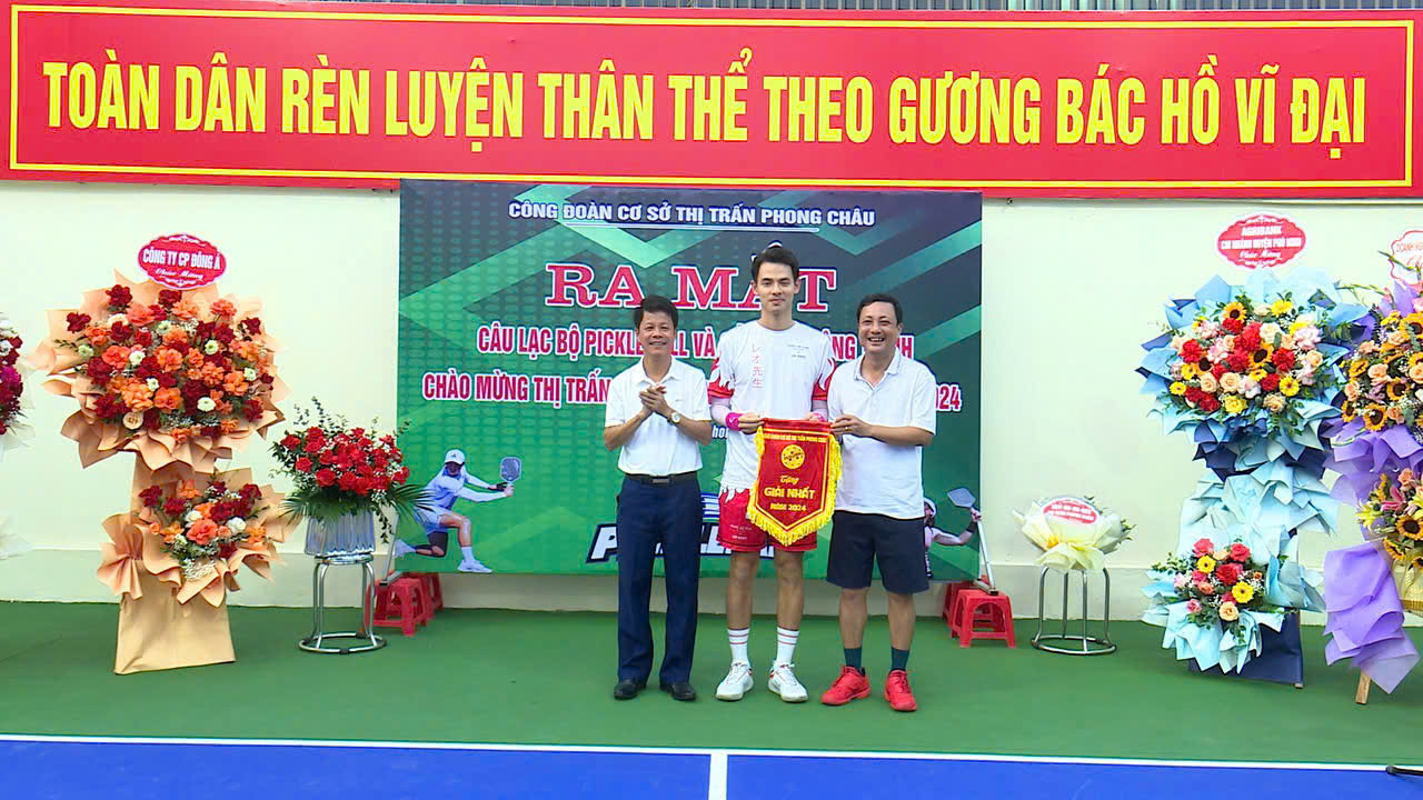 Thị trấn Phong Châu Ra mắt CLB Pickleball và gắn biển Công trình Chào mừng Thị trấn Phong Châu đạt chuẩn đô thị văn minh