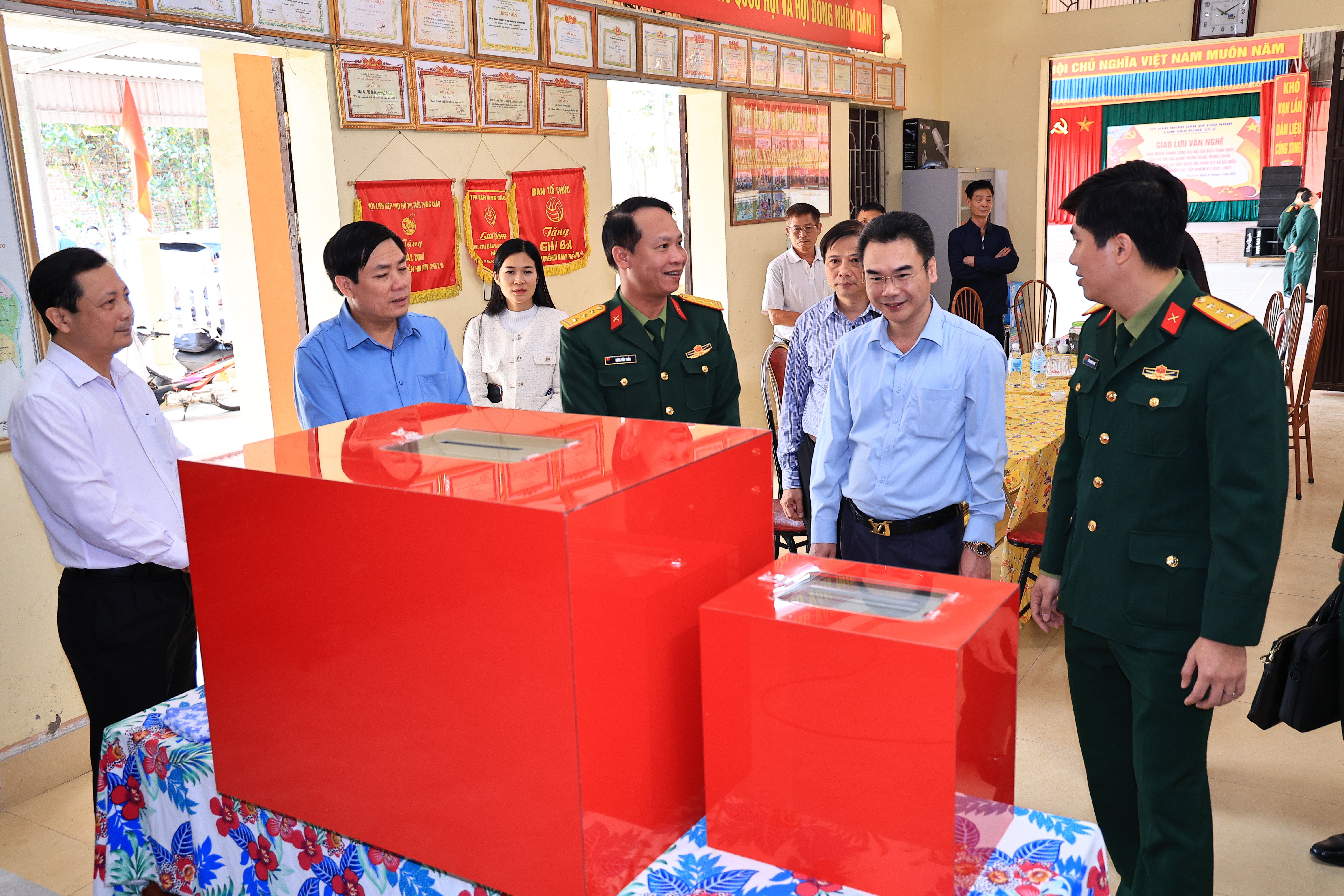 Đồng chí Chính ủy Bộ CHQS tỉnh kiểm tra công tác chuẩn bị bầu cử tại xã Phù Ninh.