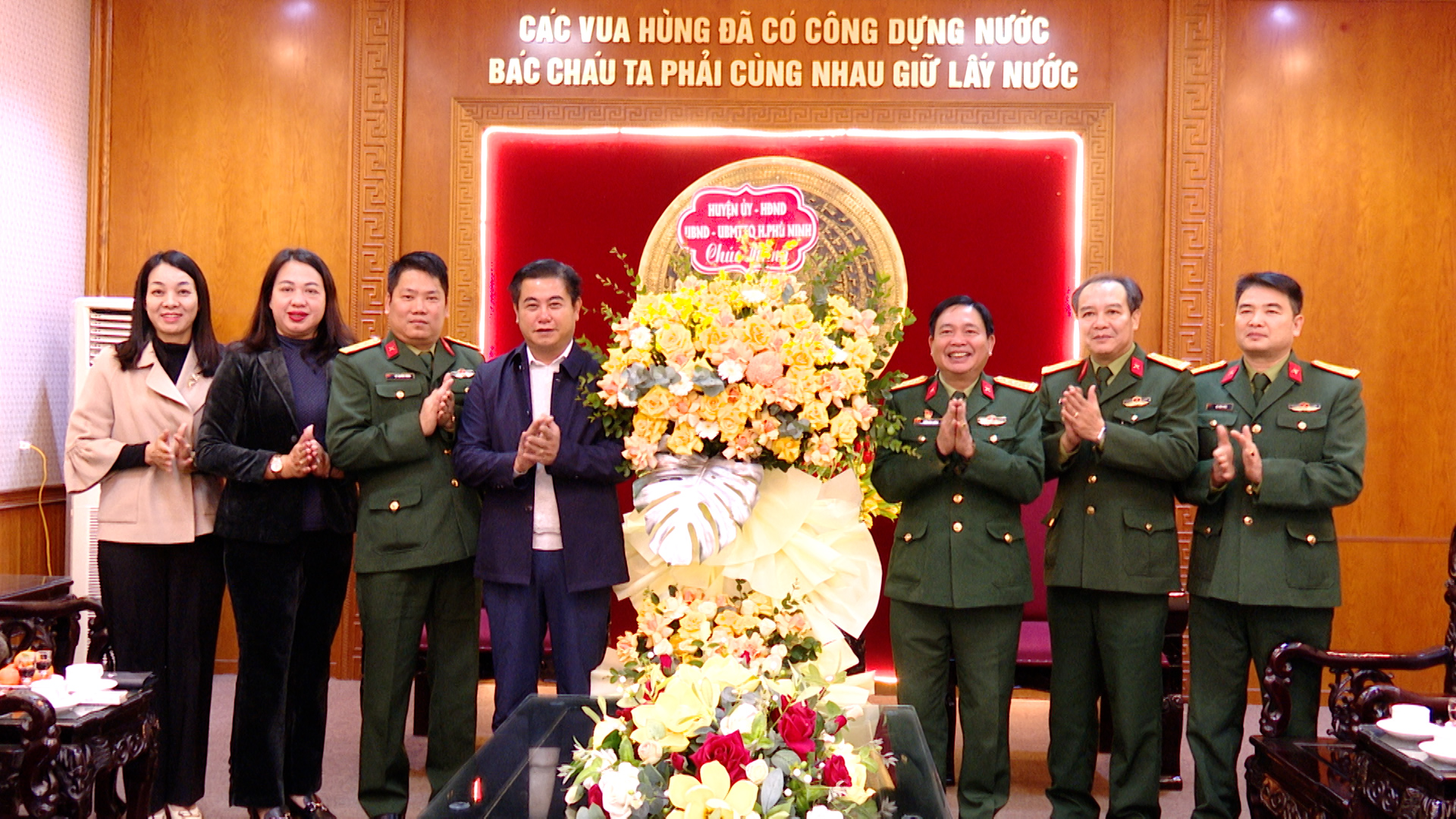 Chủ tịch UBND huyện Phù Ninh Nguyễn Hữu Nhật chúc mừng các đơn vị quân đội nhân kỷ niệm 80 năm ngày thành lập Quân đội nhân dân Việt Nam