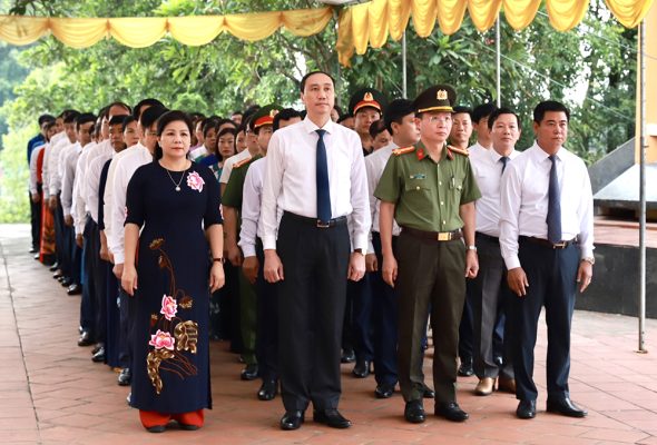 Huyện Phù Ninh dâng hương, hoa, tri ân các Anh hùng liệt sĩ tại Đài tưởng niệm huyện