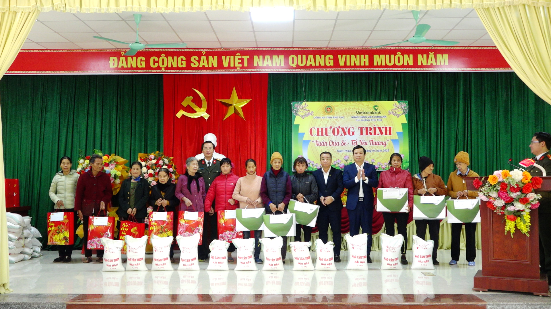 Phù Ninh: Trao 60 suất quà cho hội viên phụ nữ nghèo, có hoàn cảnh khó khăn