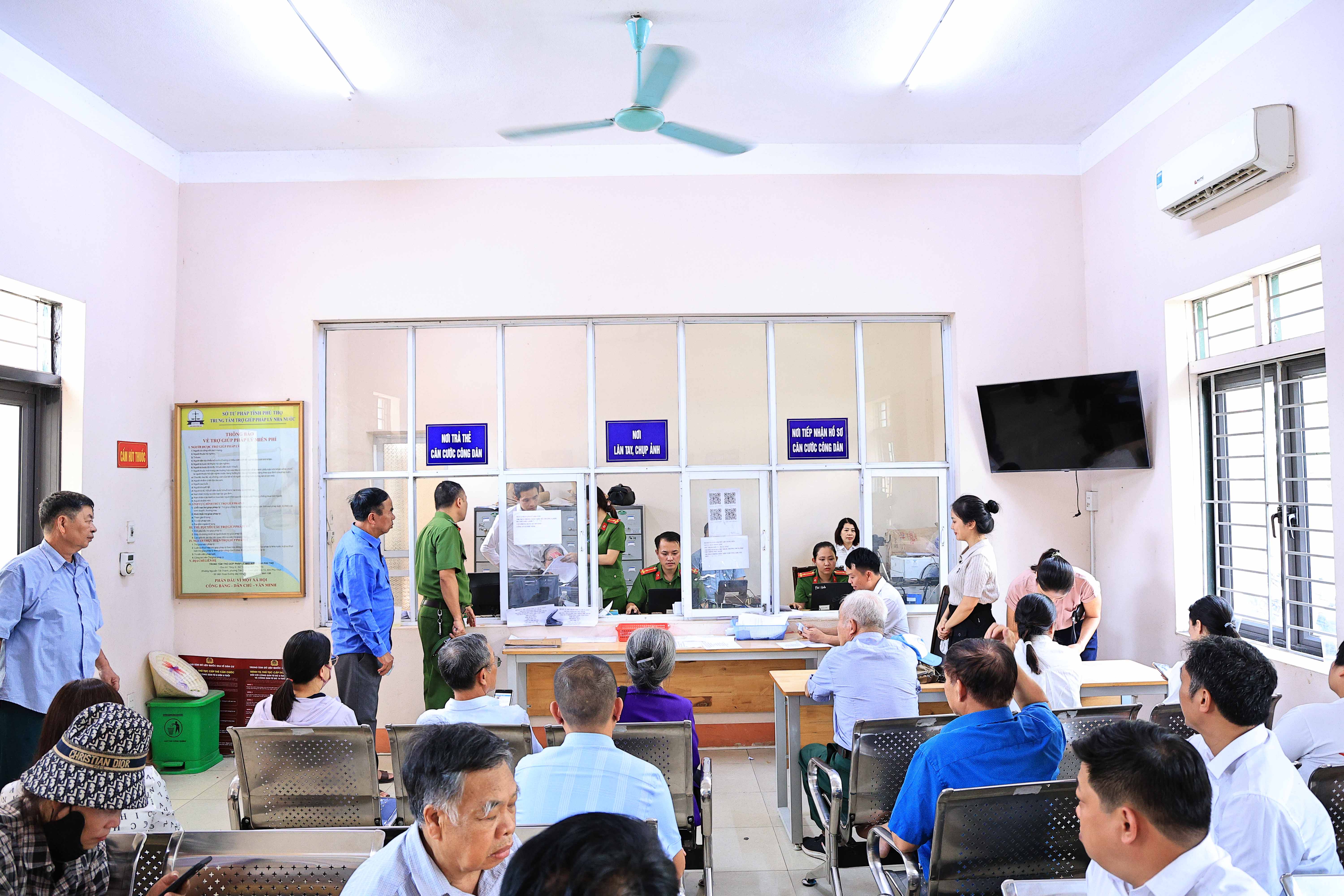 Công an xã Phù Ninh thực hiện cao điểm cấp đổi thẻ Đảng viên gắn chip cho Đảng viên trên địa bàn xã.