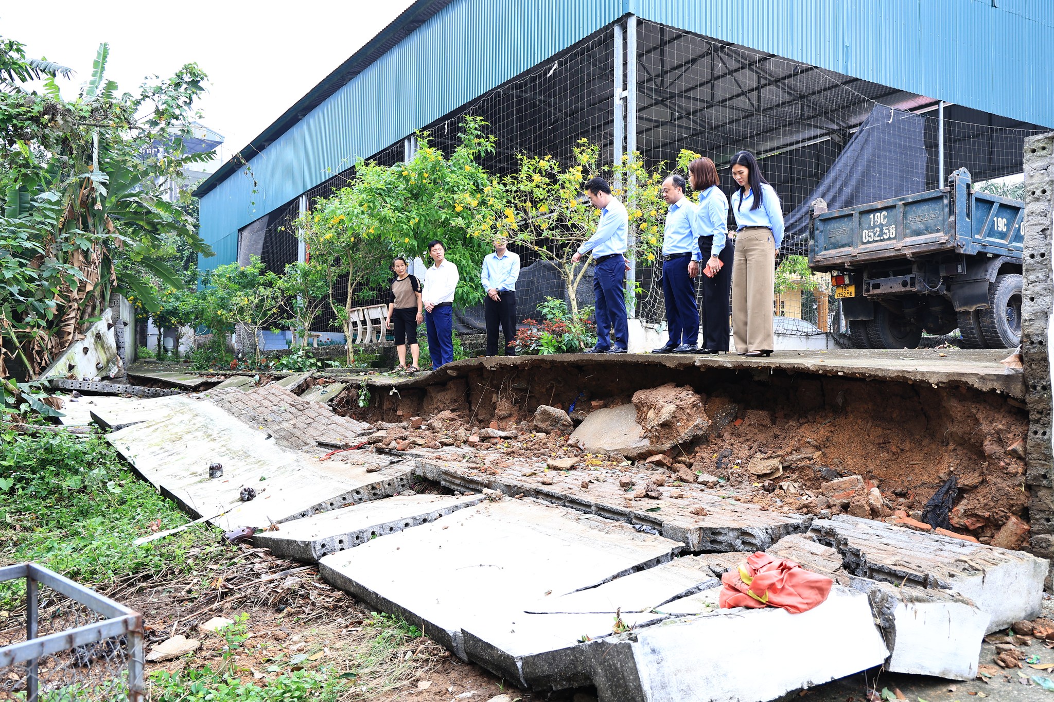 Mưa lớn kèm giông lốc gây thiệt hại trên địa bàn xã Phù Ninh