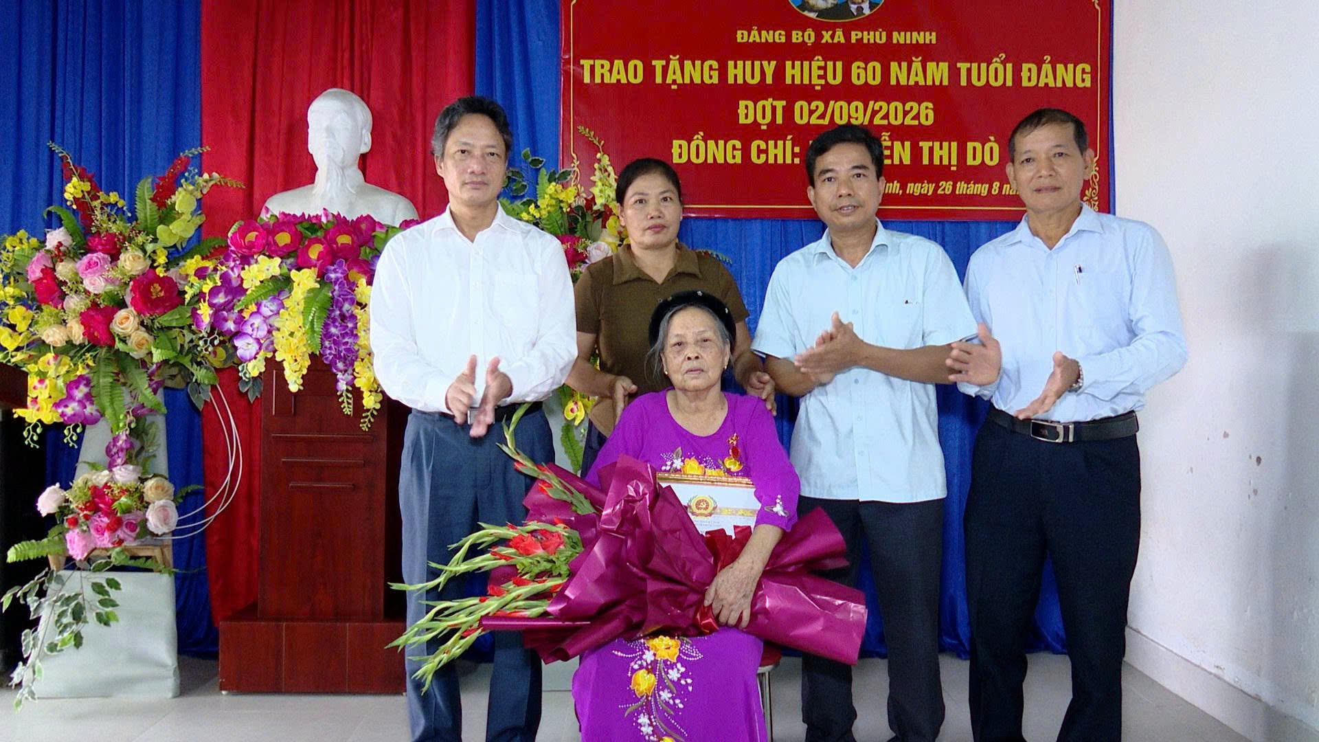 ĐẢNG ỦY XÃ PHÙ NINH TỔ CHỨC TRAO TẶNG HUY HIỆU ĐẢNG TẠI NHÀ CHO ĐẢNG VIÊN CAO TUỔI ĐỢT 02/9/2026