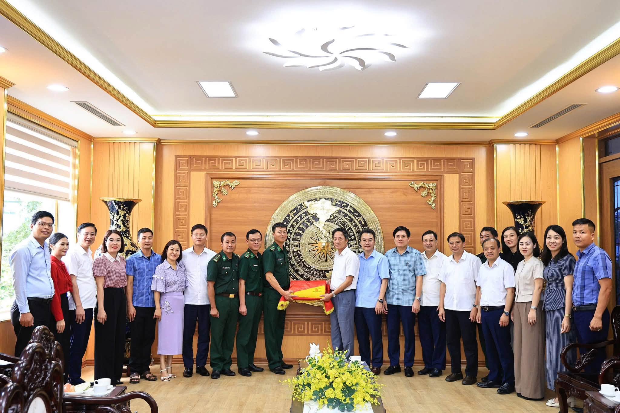 ĐOÀN CÔNG TÁC ĐỒN BIÊN PHÒNG LŨNG CÚ TRAO TẶNG LÁ CỜ TỔ QUỐC ĐÃ ĐƯỢC THƯỢNG CỜ TRÊN CỘT CỜ QUỐC GIA LŨNG CÚ CHO XÃ PHÙ NINH