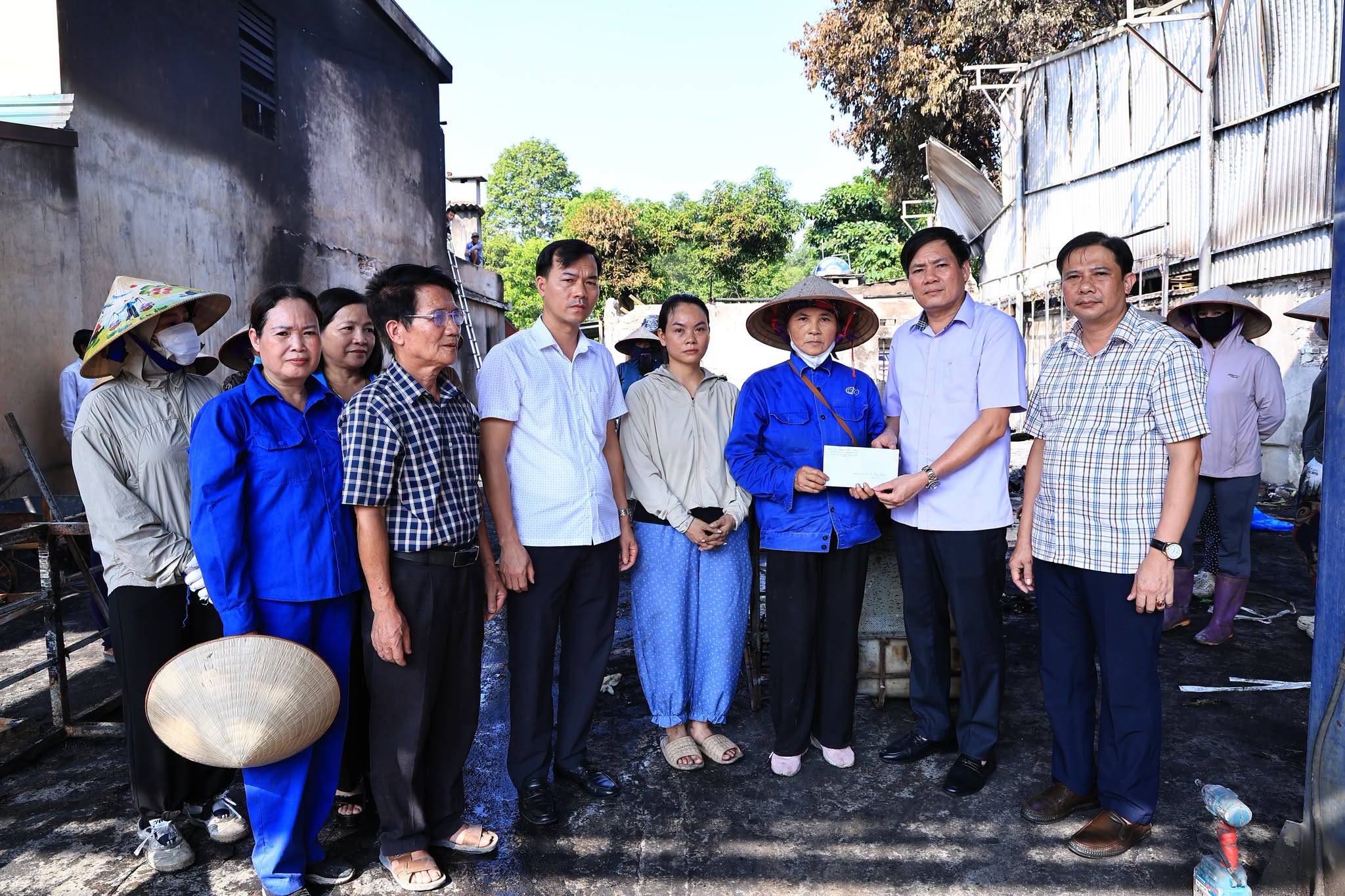 Xã Phù Ninh thăm hỏi, động viên và hỗ trợ gia đình bị hỏa hoạn gây cháy nhà.