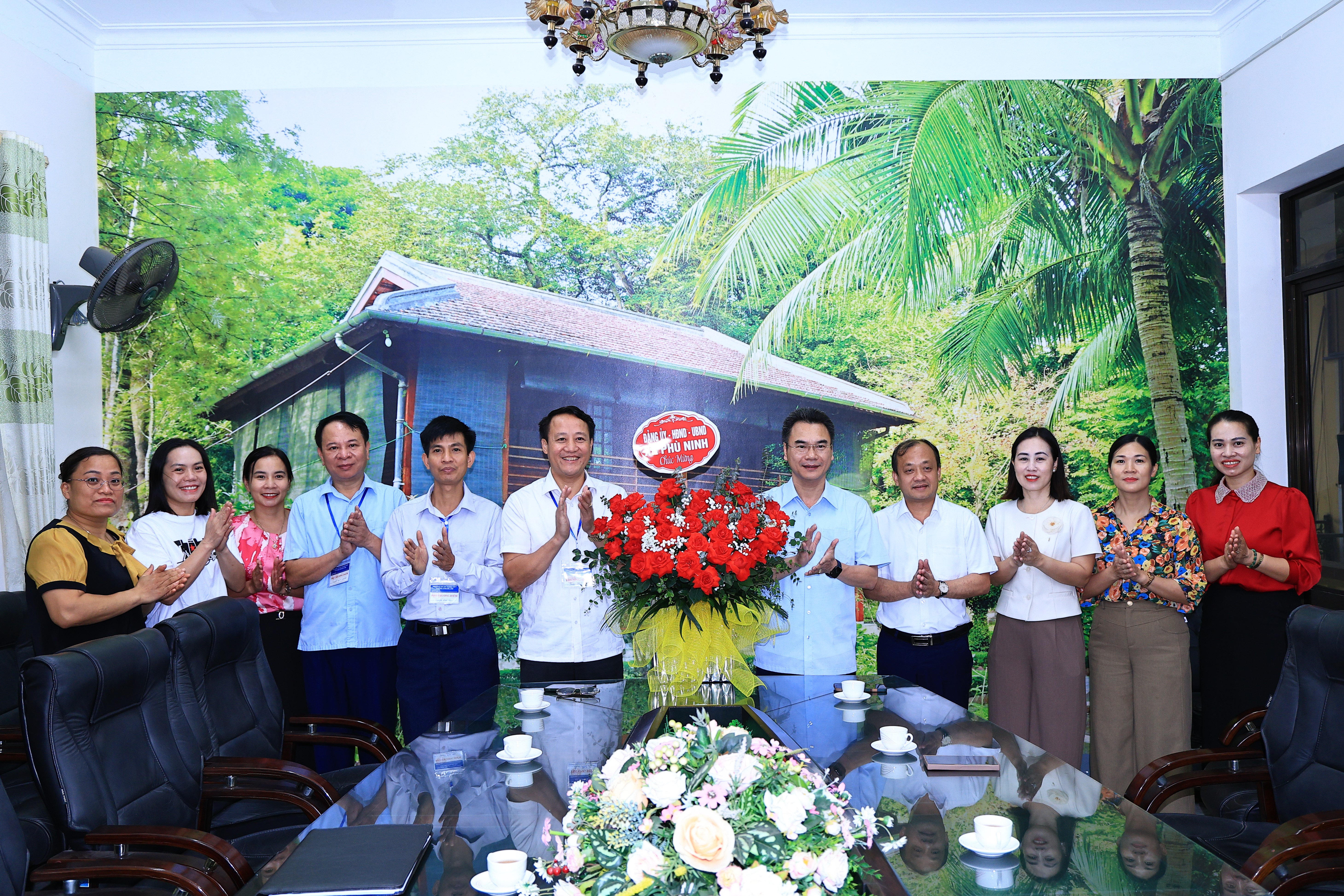 Lãnh đạo xã Phù Ninh thăm, động viên Hội đồng thi tốt nghiệp THPT năm 2026 