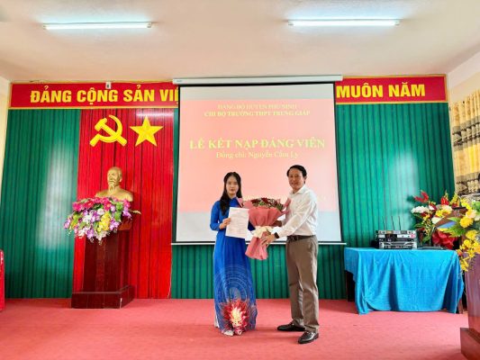 Chú trọng công tác phát triển Đảng là học sinh