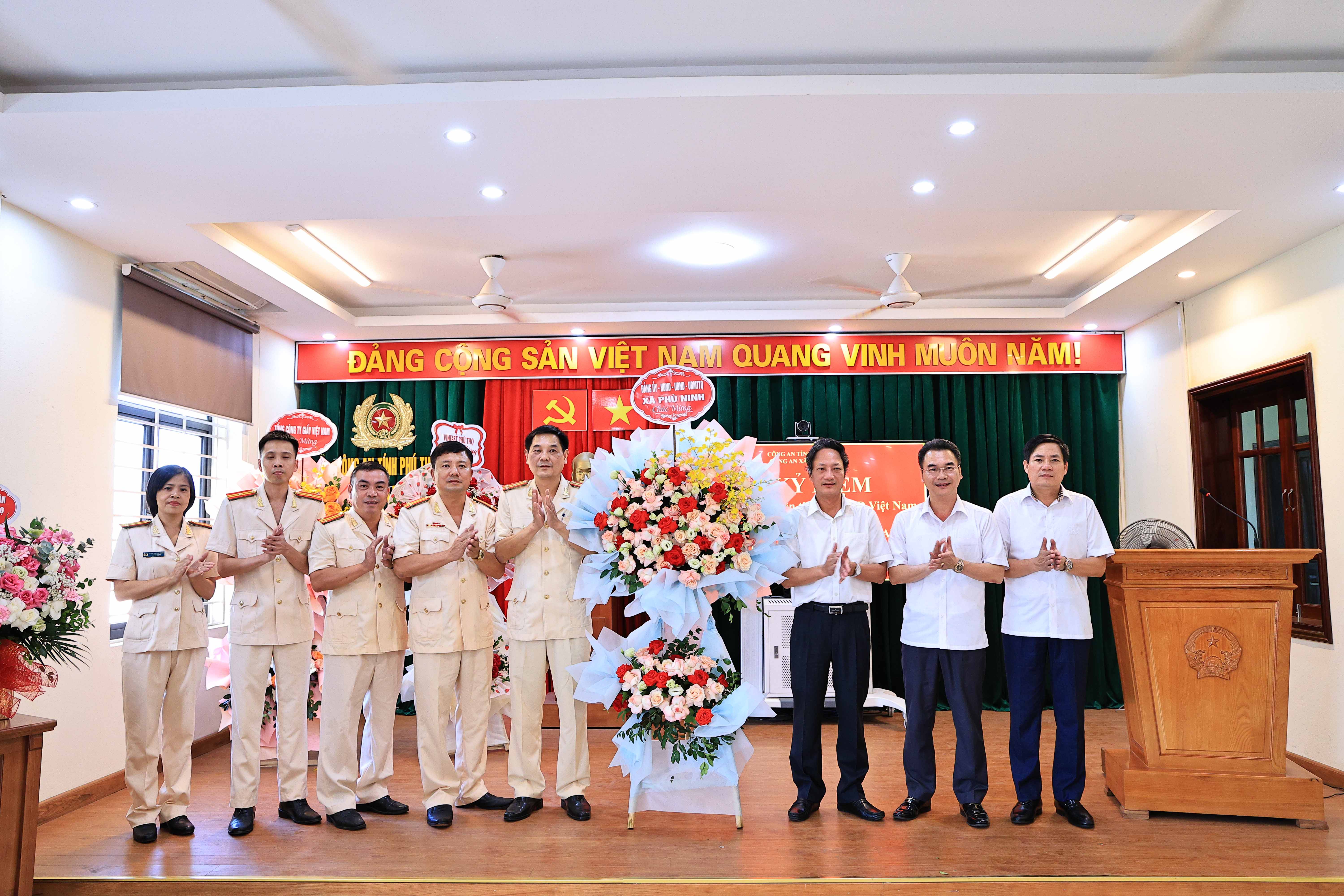 Công an xã Phù Ninh Tổ Chức Lễ Kỷ Niệm 80 Năm Ngày truyền thống CAND ( 19/8/1945 - 19/8/2025) Và 20 Năm Ngày Hội Toàn Dân Bảo Vệ An Ninh Tổ Quốc.