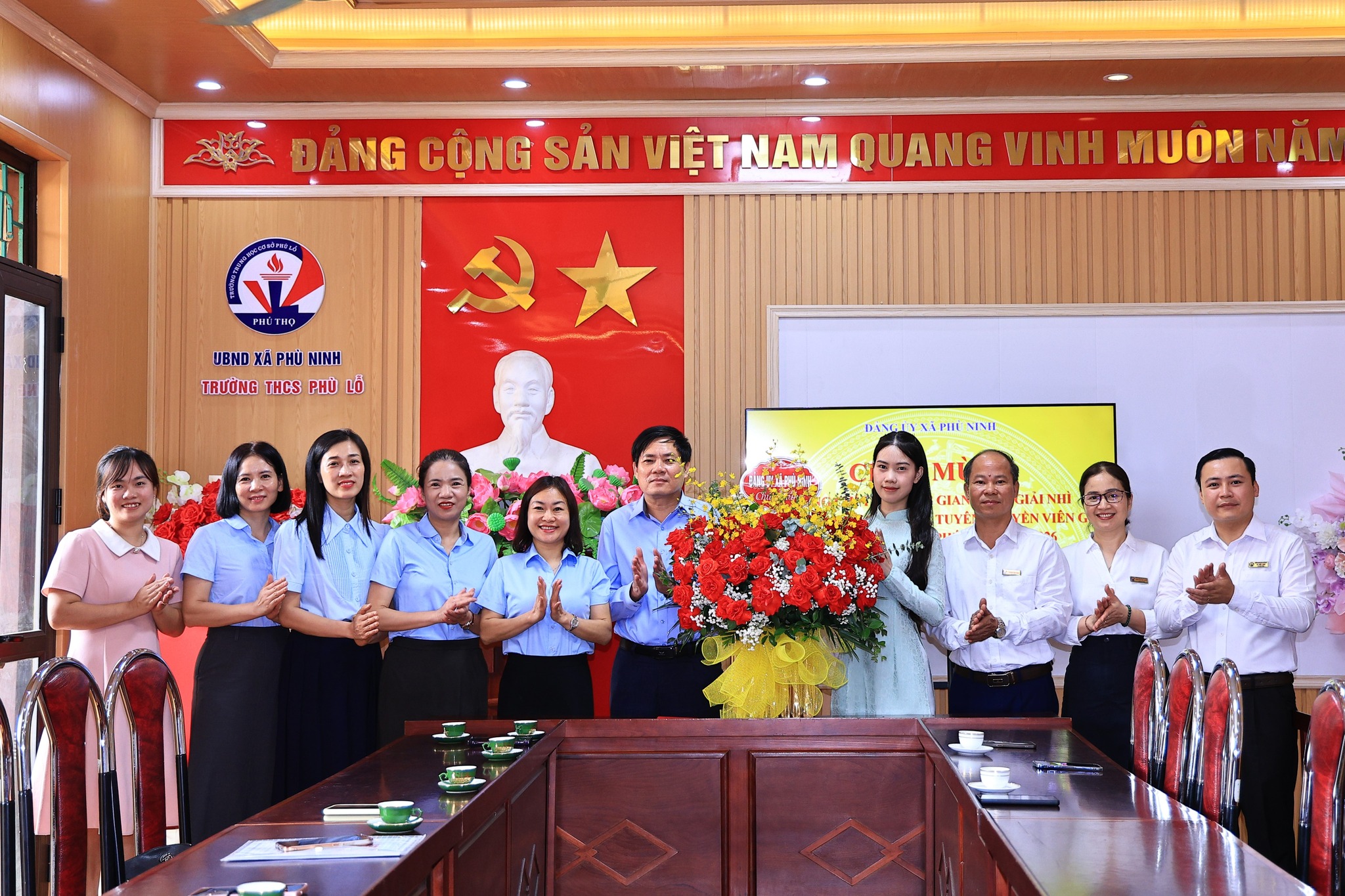 Đồng chí Phó bí thư Thường trực Đảng ủy tặng hoa chúc mừng thí sinh đạt giải nhì hội thi báo cáo viên, tuyên truyền viên giỏi cấp khu vực tỉnh Phú Thọ năm 2026.