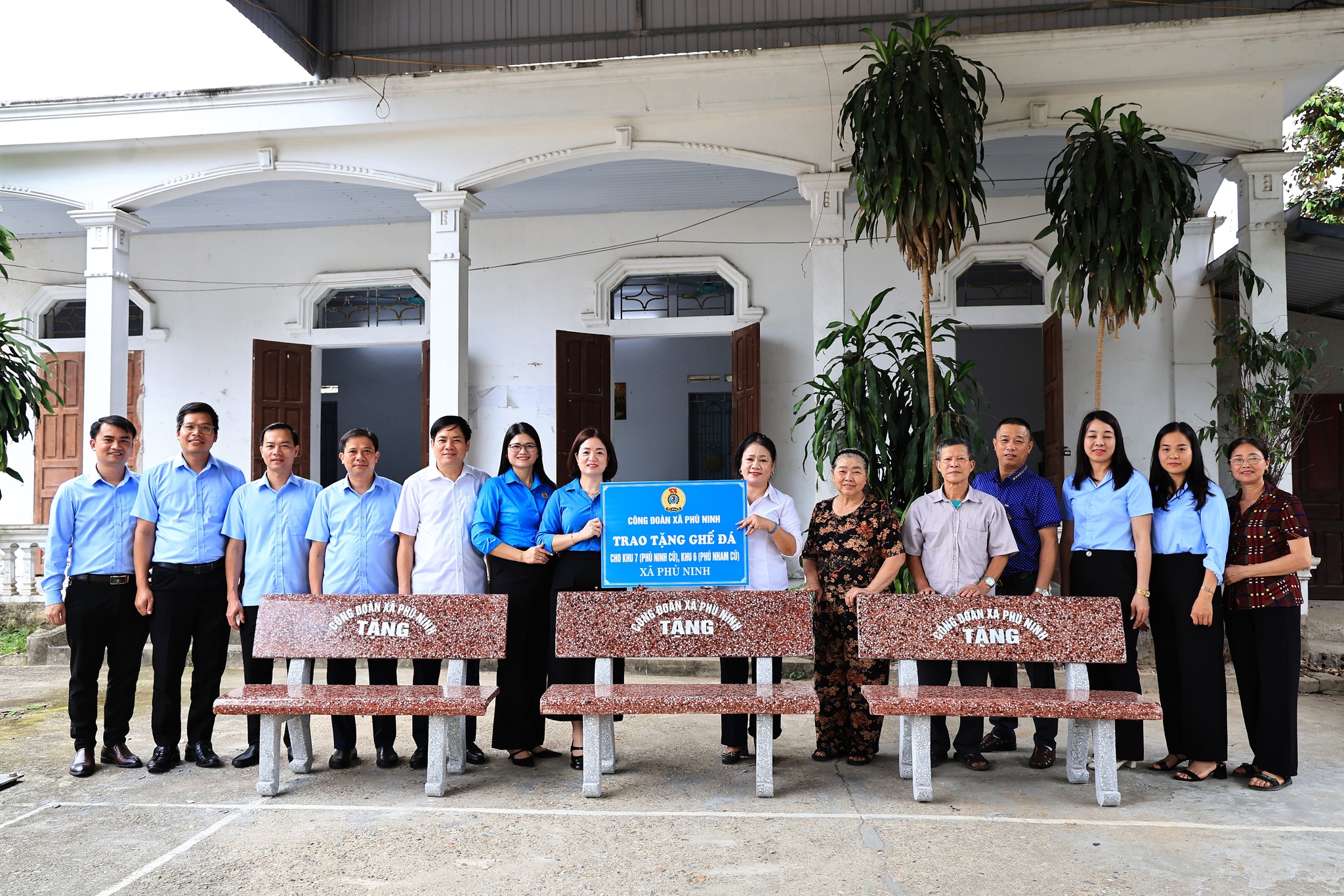 Công đoàn xã Phù Ninh trao tặng ghế đá cho khu dân cư góp phần xây dựng xã Nông thôn mới hiện đại