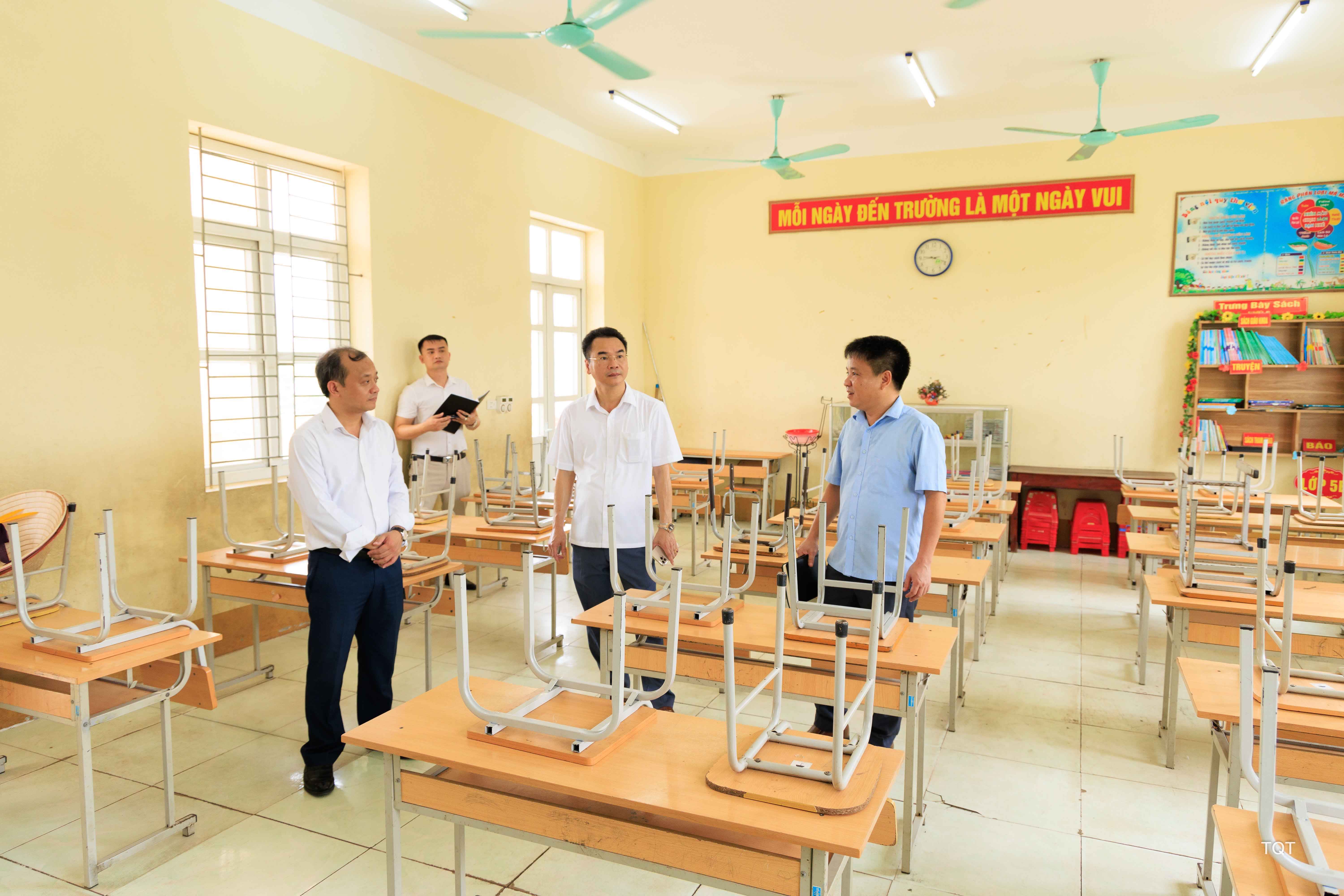 Lãnh đạo xã Phù Ninh kiểm tra cơ sở vật chất tại các trường học trên địa bàn để chuẩn bị cho năm học 2025-2026.