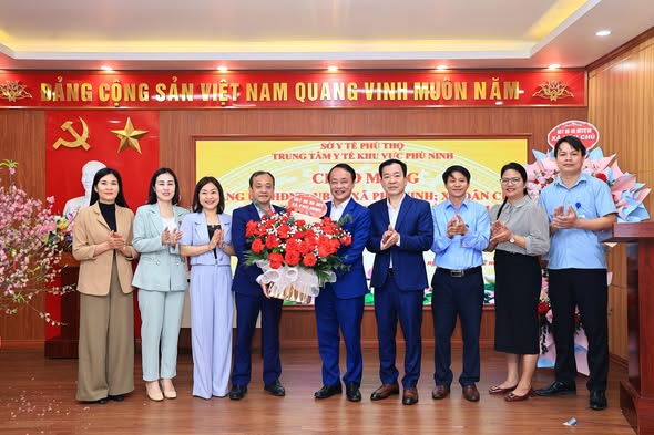 Lãnh đạo xã Phù Ninh chúc mừng đội ngũ y, bác sĩ nhân kỷ niệm 71 năm Ngày Thầy thuốc Việt Nam.
