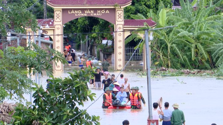 Di dời, ứng cứu kịp thời người và tài sản ra khỏi vùng ngập lụt do nước sông lô lên cao