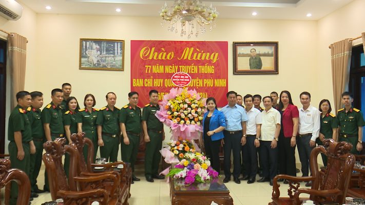 Lãnh đạo huyện Phù Ninh tặng hoa Chúc mừng 77 năm Ngày truyền thống Ban Chỉ huy Quân sự huyện