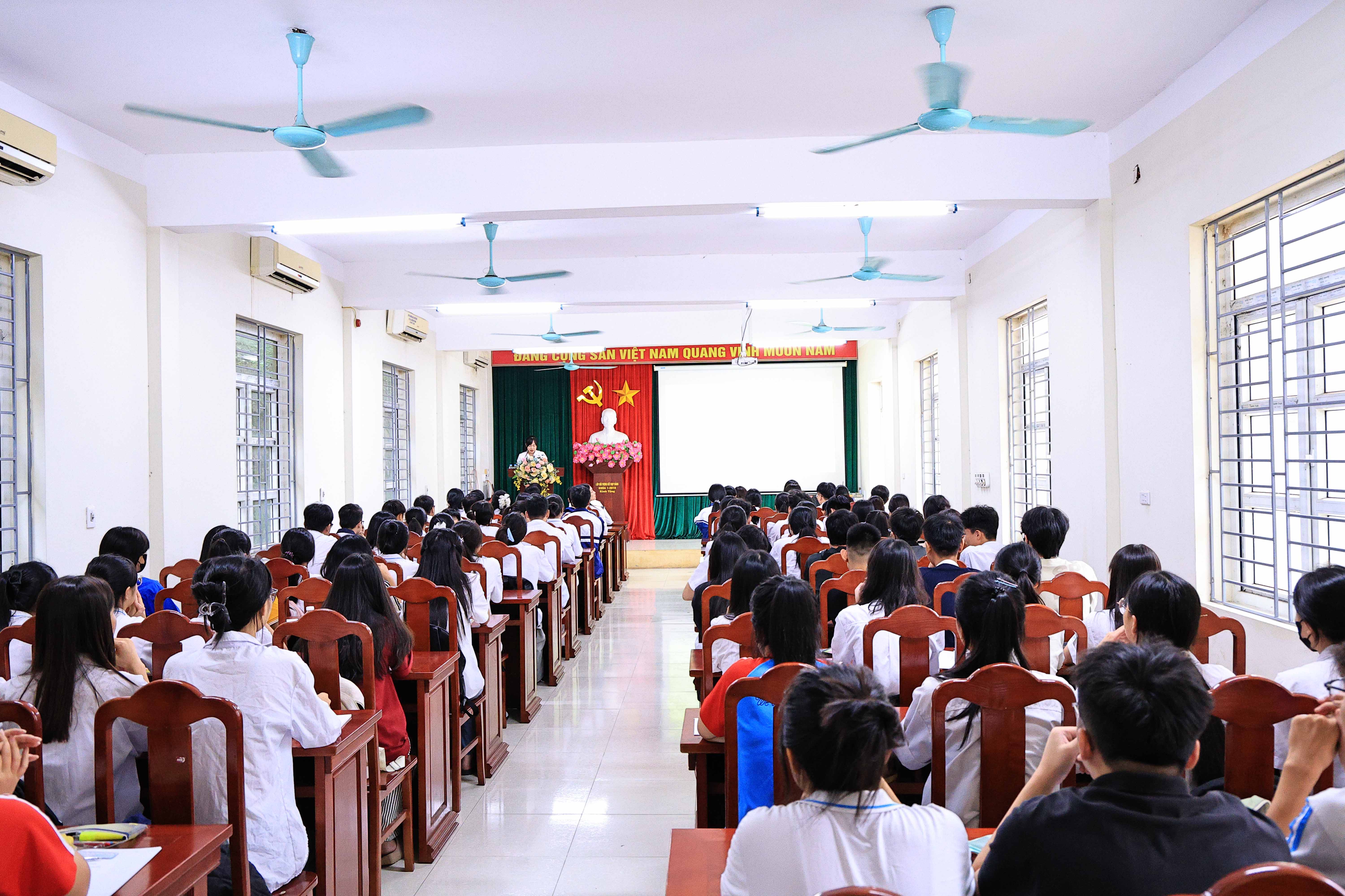 Khai giảng lớp Bồi dưỡng nhận thức về Đảng và chuyên đề “Giáo dục đạo đức trong thời kỳ mới ” năm 2025 cho học sinh, sinh viên năm 2025.