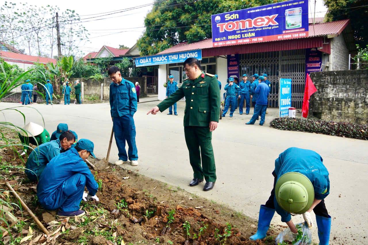 Ban CHQS huyện Phù Ninh huy động cán bộ, chiến sĩ Dân quân làm công tác dân vận, tại xã Liên Hoa