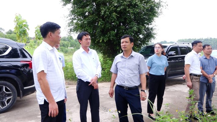 Đồng chí Phó chủ tịch UBND huyện làm việc tại xã Bình Phú