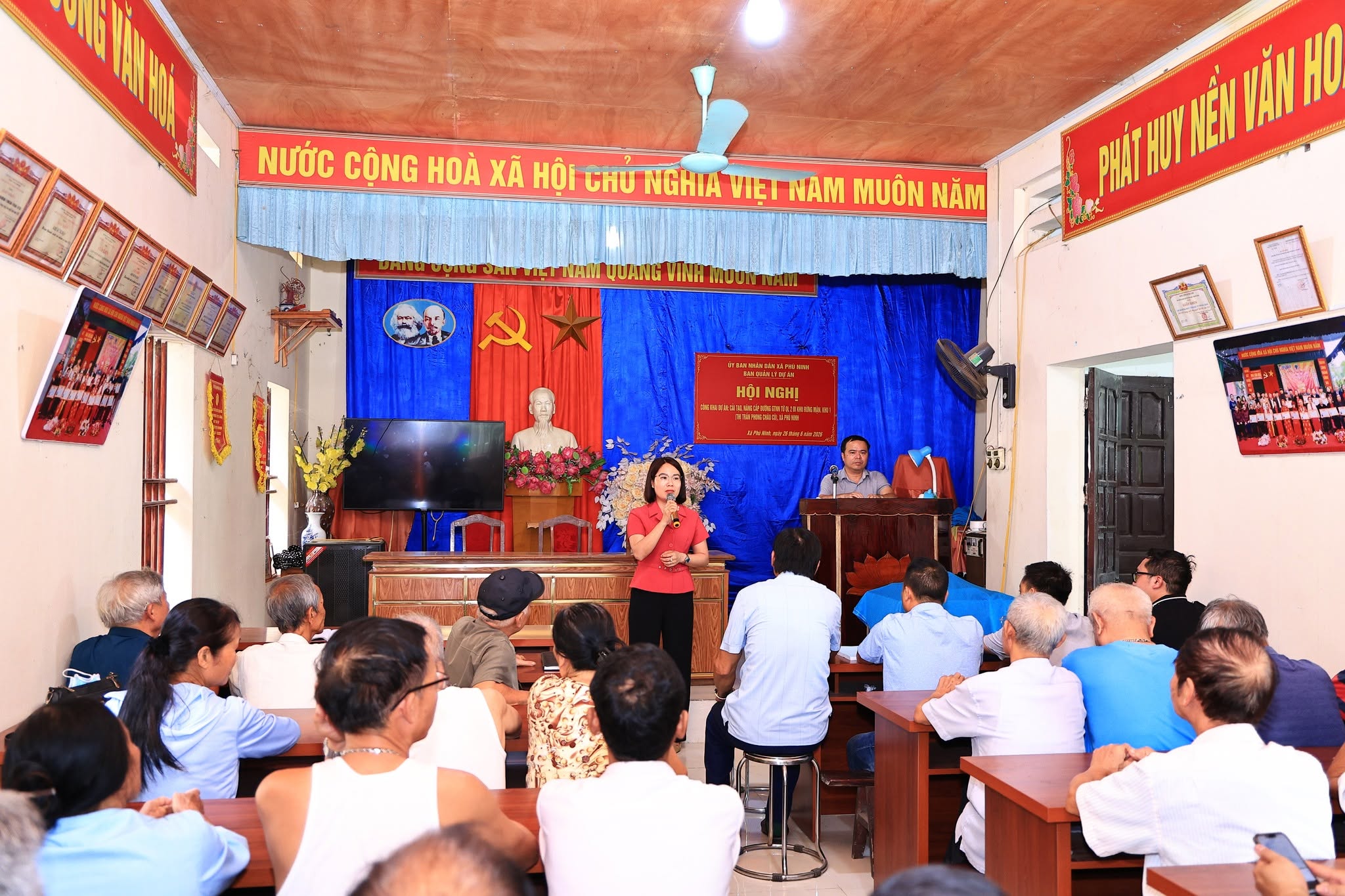 Hội nghị công khai thông tin dự án xây dựng công trình giao thông và thông báo tiến độ thi công dự án.