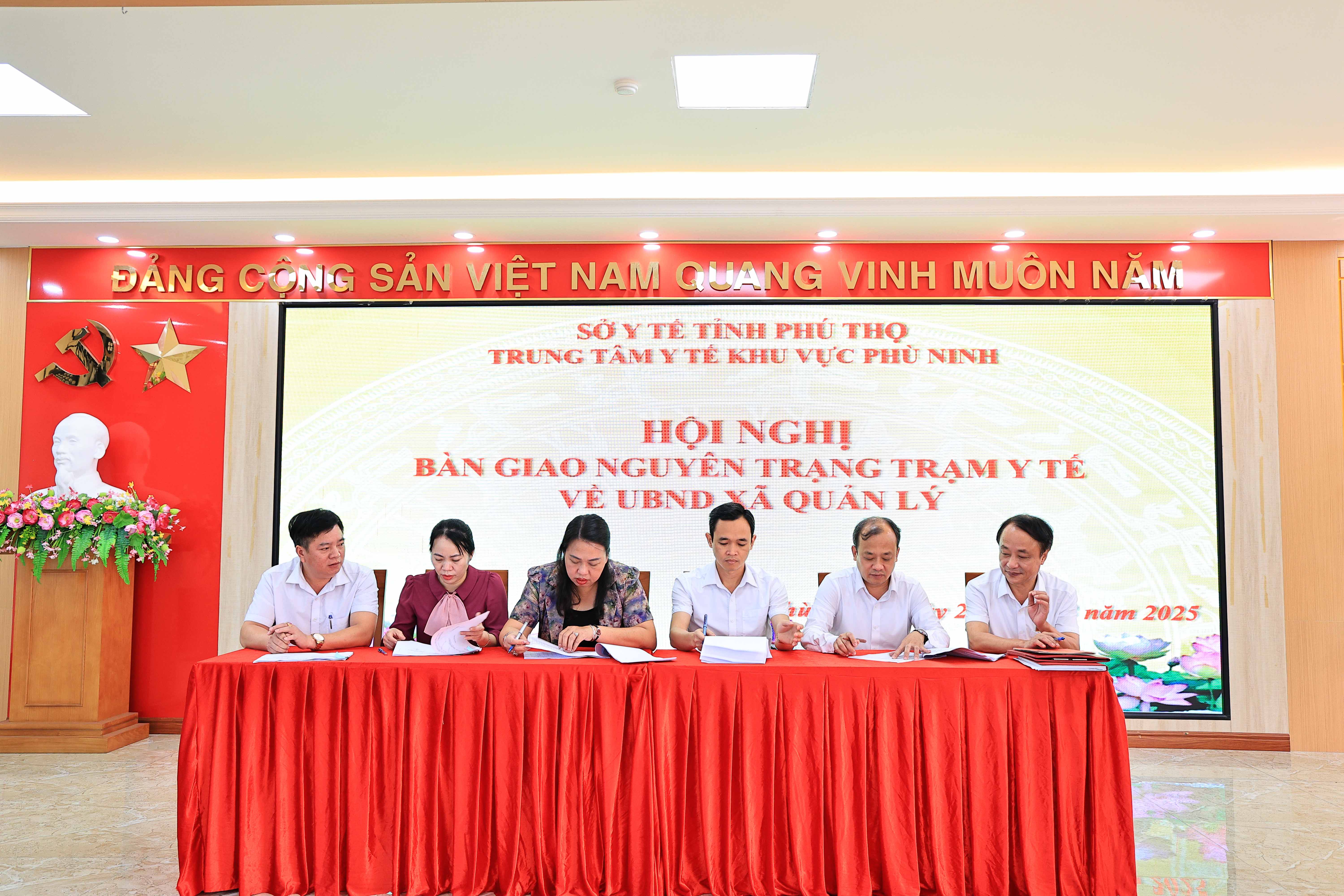 HỘI NGHỊ BÀN GIAO TRẠM Y TẾ XÃ VỀ UBND XÃ QUẢN LÝ