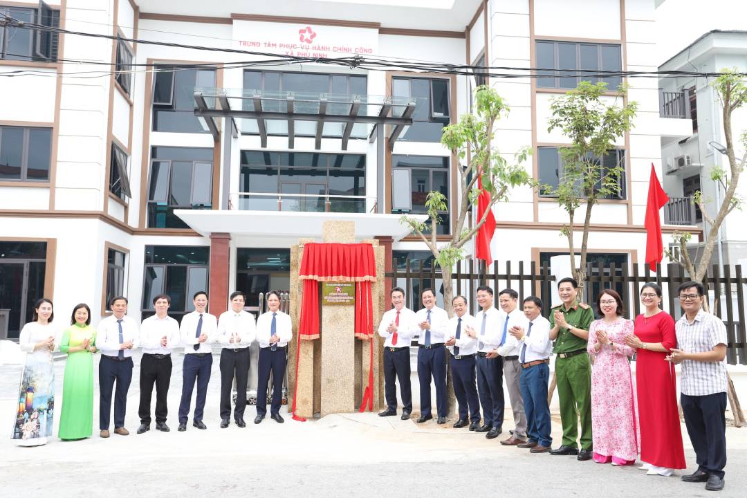 Gắn biển công trình Trung tâm Phục vụ Hành chính công - Chào mừng Đại hội Đảng bộ xã Lần thứ I, nhiệm kỳ 2025 - 2030