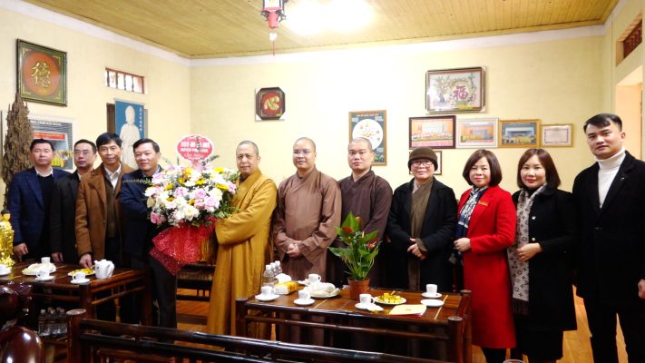 Lãnh đạo huyện Phù Ninh tặng quà chúc Tết hội Phật giáo và các Chùa trên địa bàn