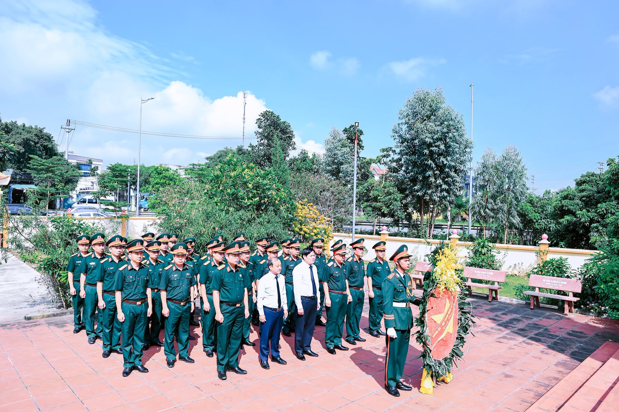 Bộ Tham mưu Quân khu II viếng nghĩa trang liệt sĩ Phù Ninh, xã Phù Ninh.