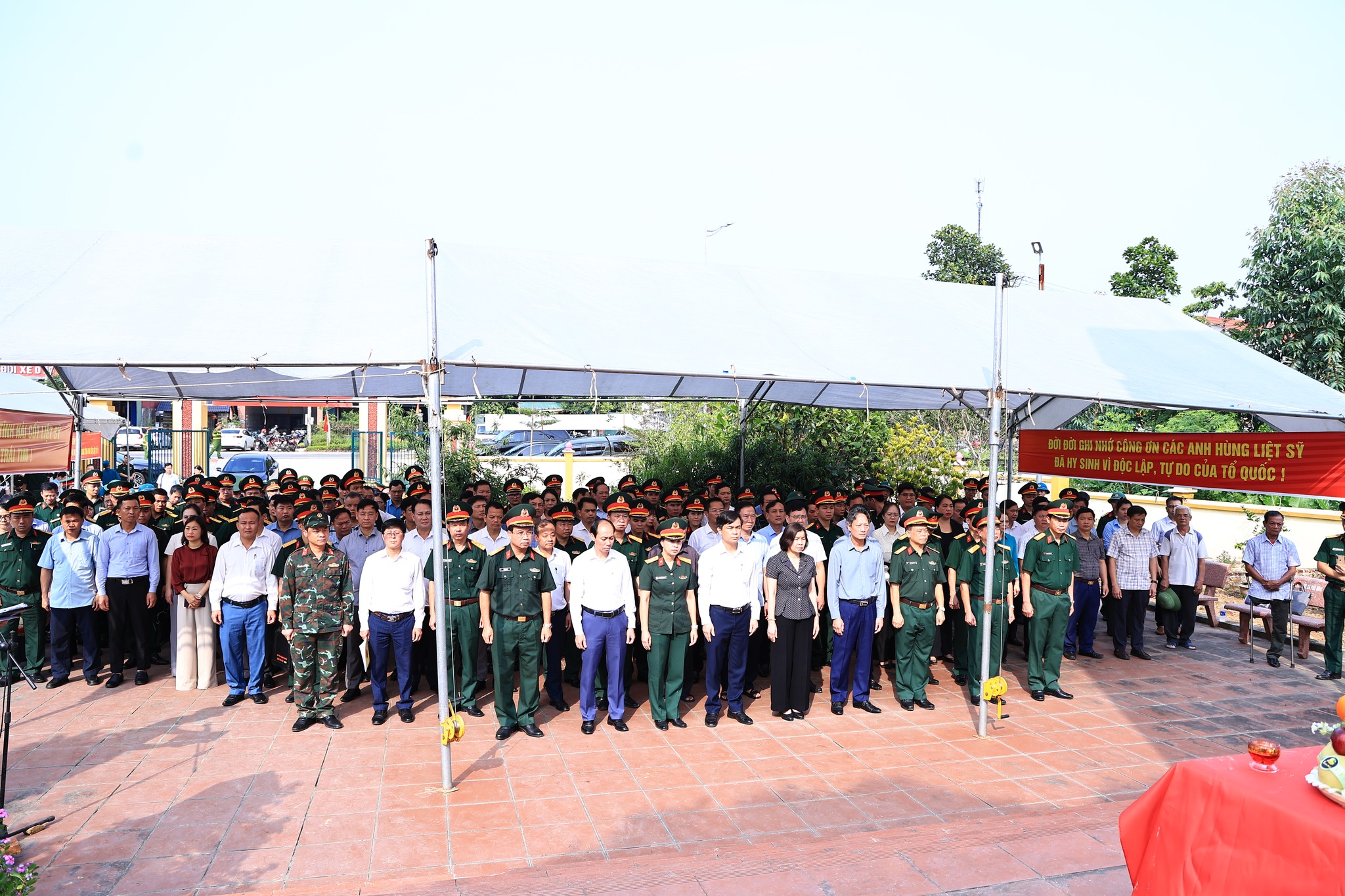 Dâng hương tưởng niệm các anh hùng liệt sĩ và triển khai lấy mẫu hài cốt liệt sĩ chưa xác định được thông tin tại Nghĩa trang liệt sĩ xã Phù Ninh