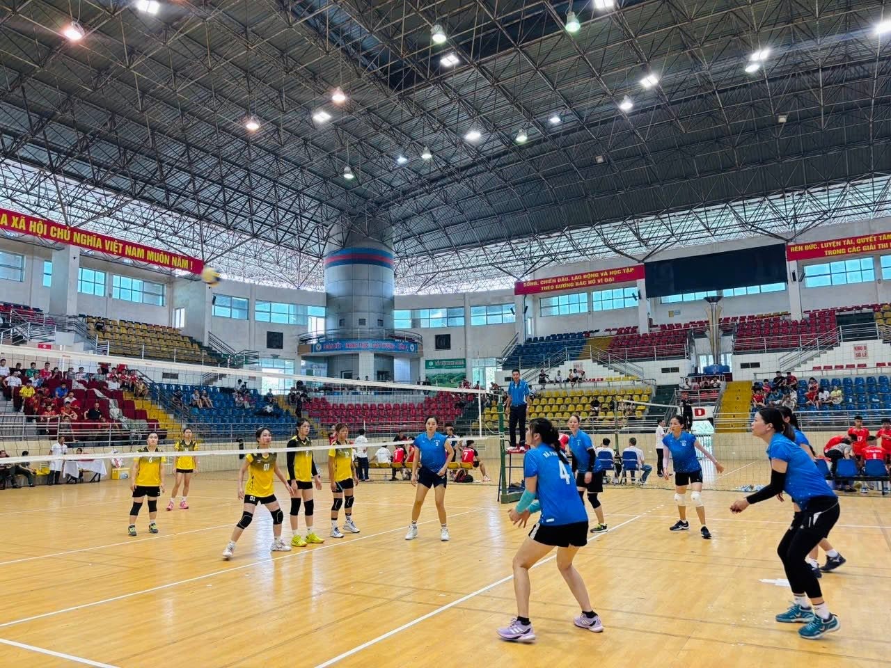ĐỘI BÓNG CHUYỂN NỮ XÃ PHÙ NINH THI ĐẤU NGÀY THỨ HAI TẠI ĐẠI HỘI THỂ DỤC THỂ THAO TỈNH PHÚ THỌ