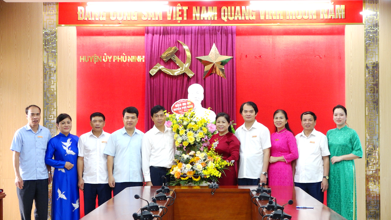 Lãnh đạo huyện Phù Ninh tặng hoa chúc mừng UBMTTQ huyện nhân dịp kỷ niệm 94 năm Ngày thành lập Mặt trận Dân tộc Thống nhất Việt Nam - Ngày Truyền thống Mặt trận Tổ quốc Việt Nam (18/11/1930 - 18/11/2024)