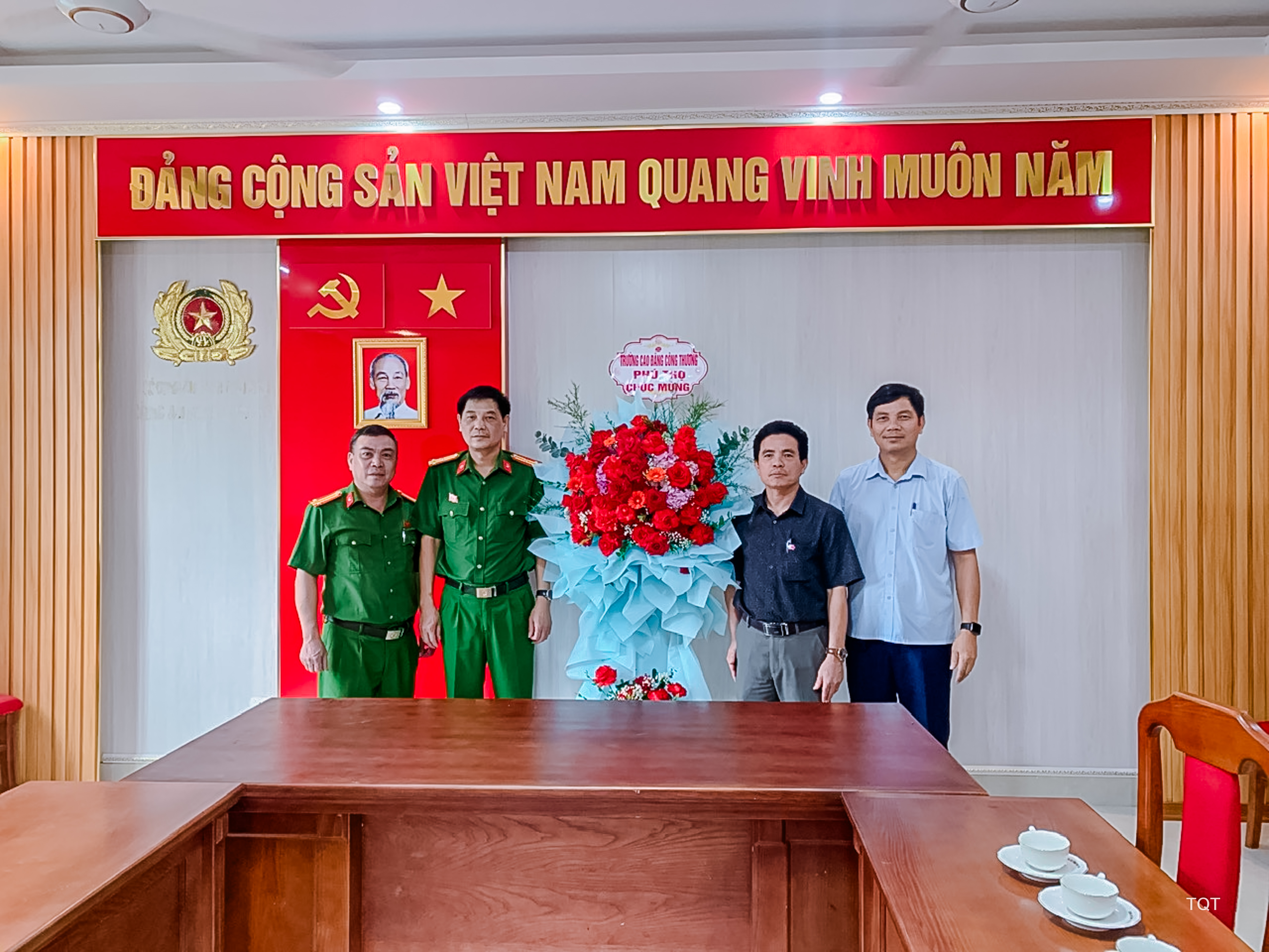 Trường Cao Đẳng Công thương Phú Thọ tặng hoa chúc mừng Lực lượng công an xã Phù Ninh nhân kỷ niệm 80 năm ngày truyền thống Công an nhân dân (19/8/1945-19/8/2025)